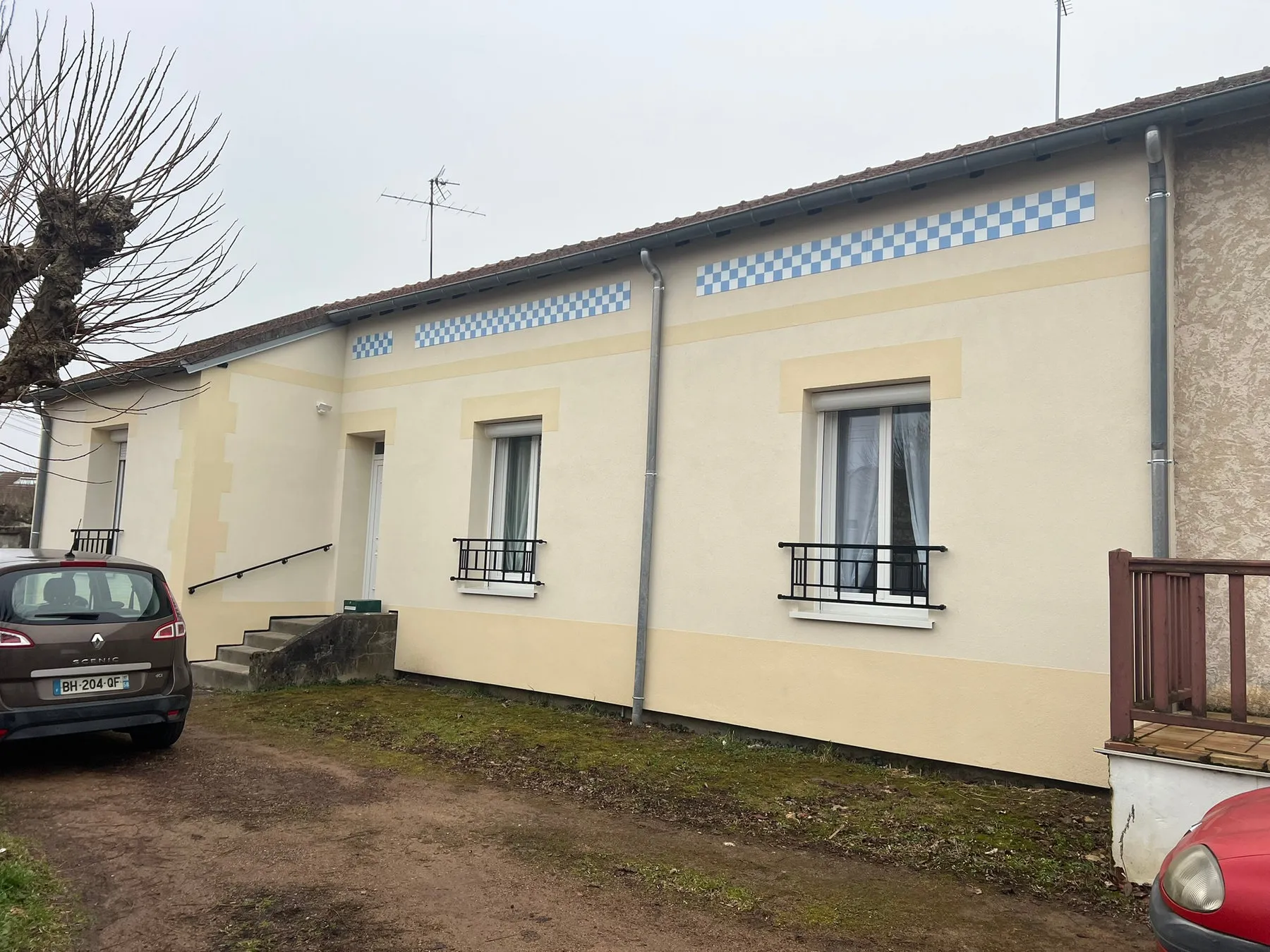 Maison à Varennes-Vauzelles après isolation, avec frise à damier reproduite