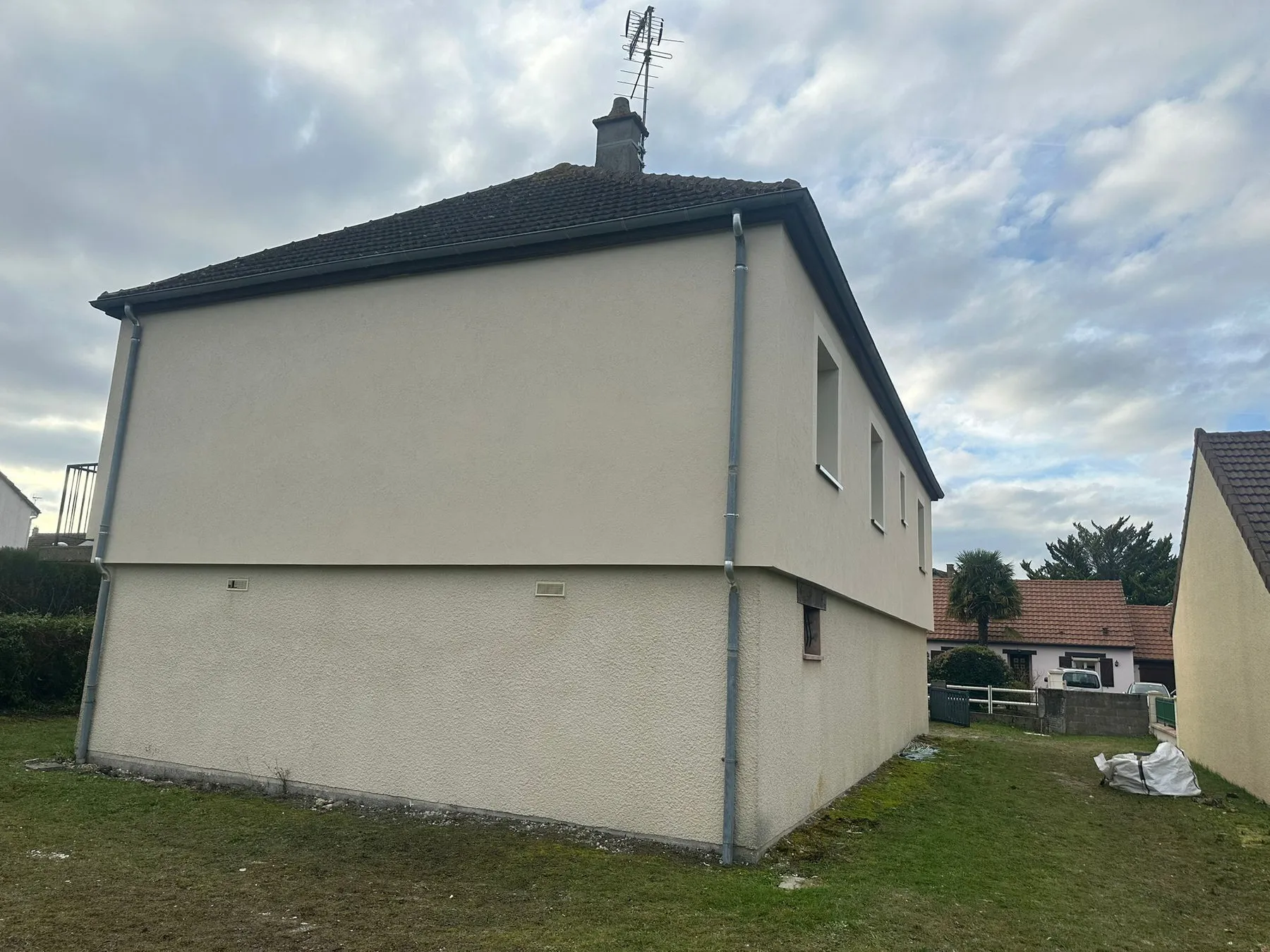 Maison à étage après isolation par l’extérieur et enduit