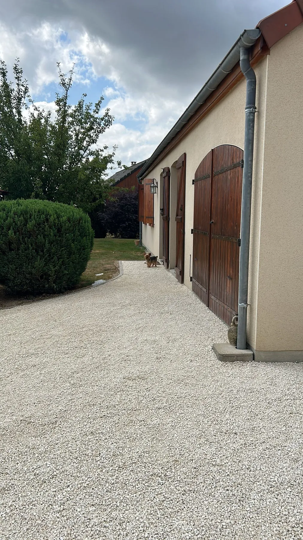 Allée en gravillon stabilisé terminée le long d’une maison à La Fermeté