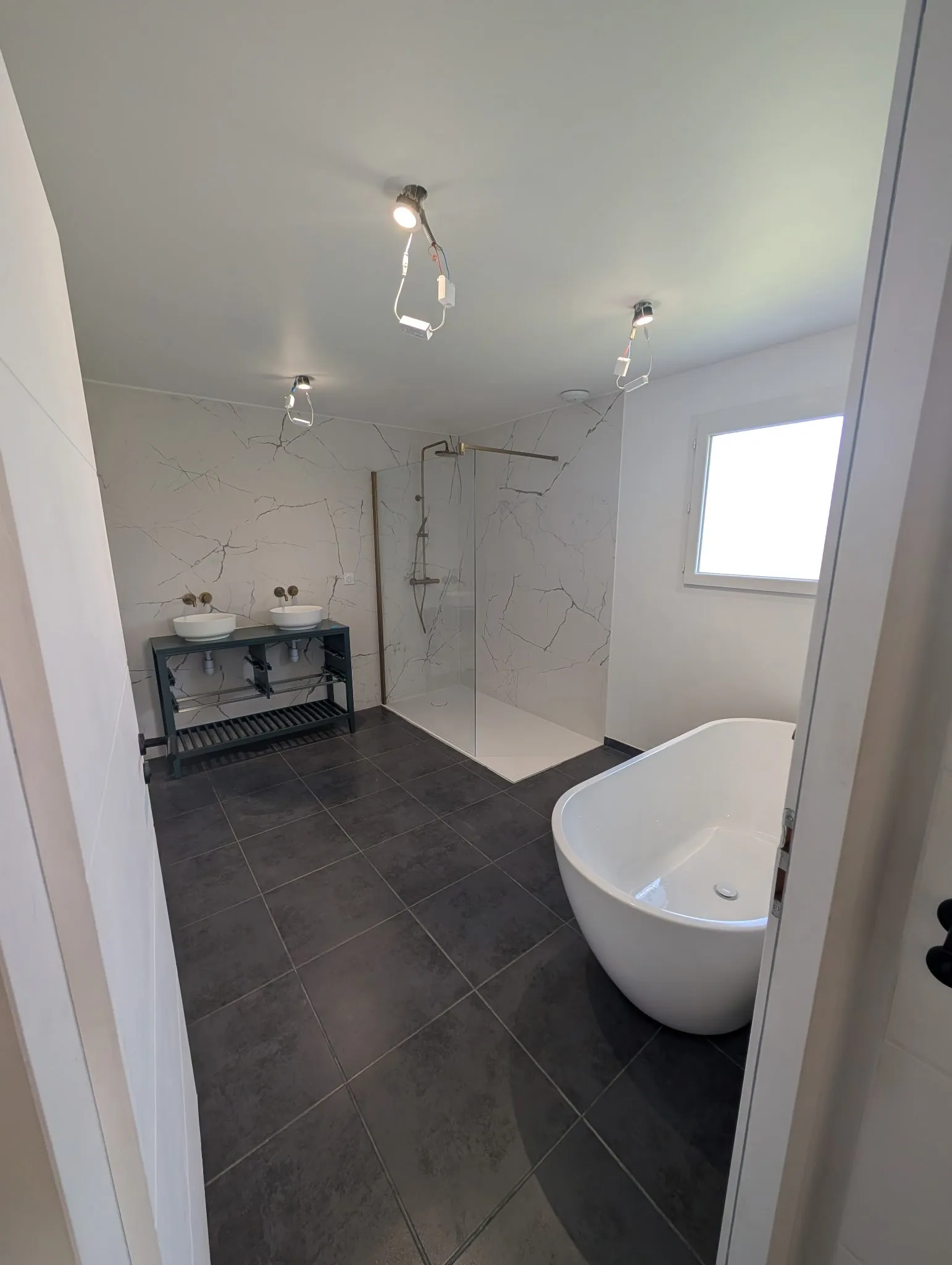 Vue d’ensemble : douche, double vasque et baignoire