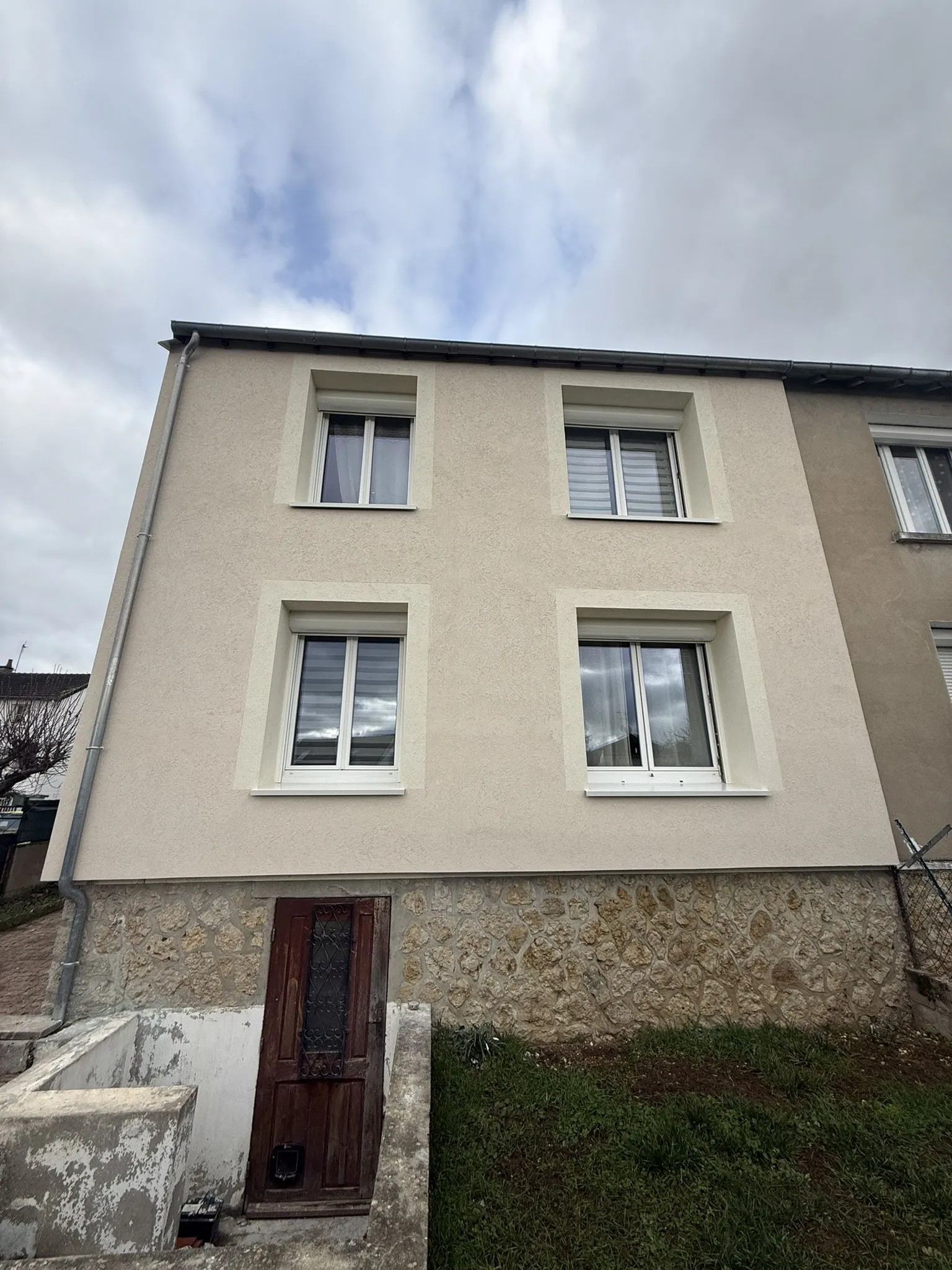 Façade arrière isolée, soubassement en pierre conservé
