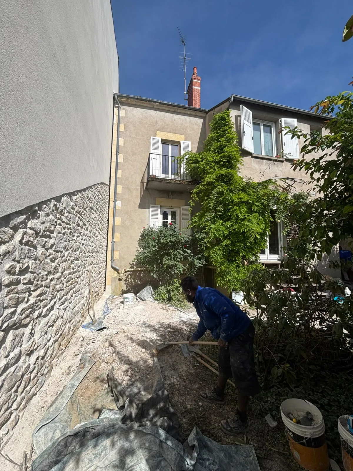 Le pignon terminé vu depuis la cour, nettoyage du chantier