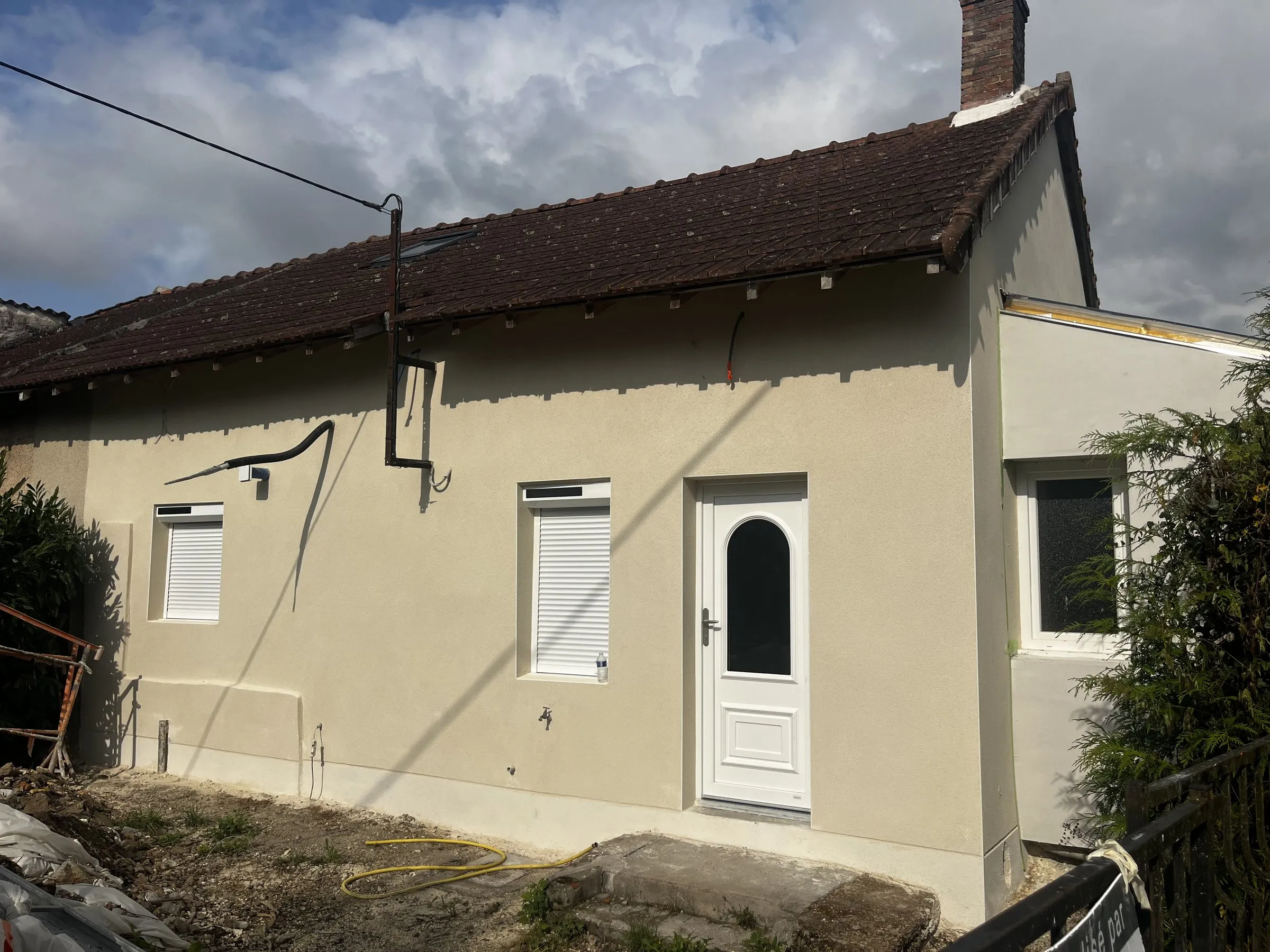 Façade d’entrée après le ravalement en enduit