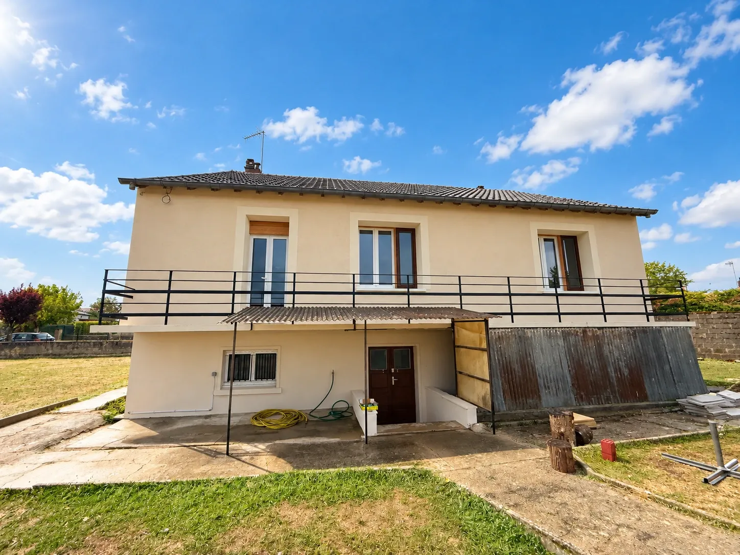 Façade côté terrasse après isolation par l’extérieur, garde-corps et encadrements en relief