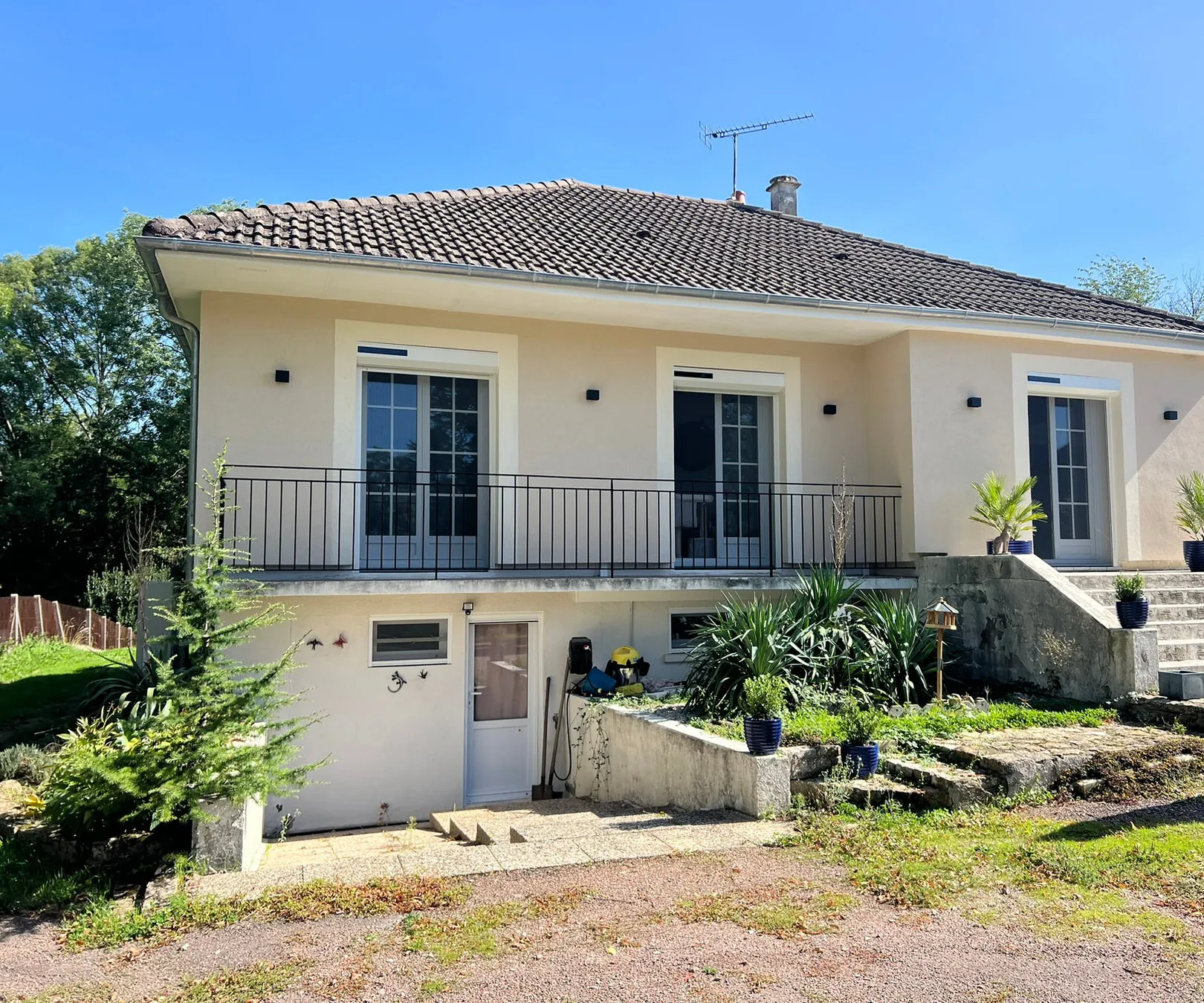 Maison à Chevenon après isolation par l’extérieur, enduit clair et modénatures