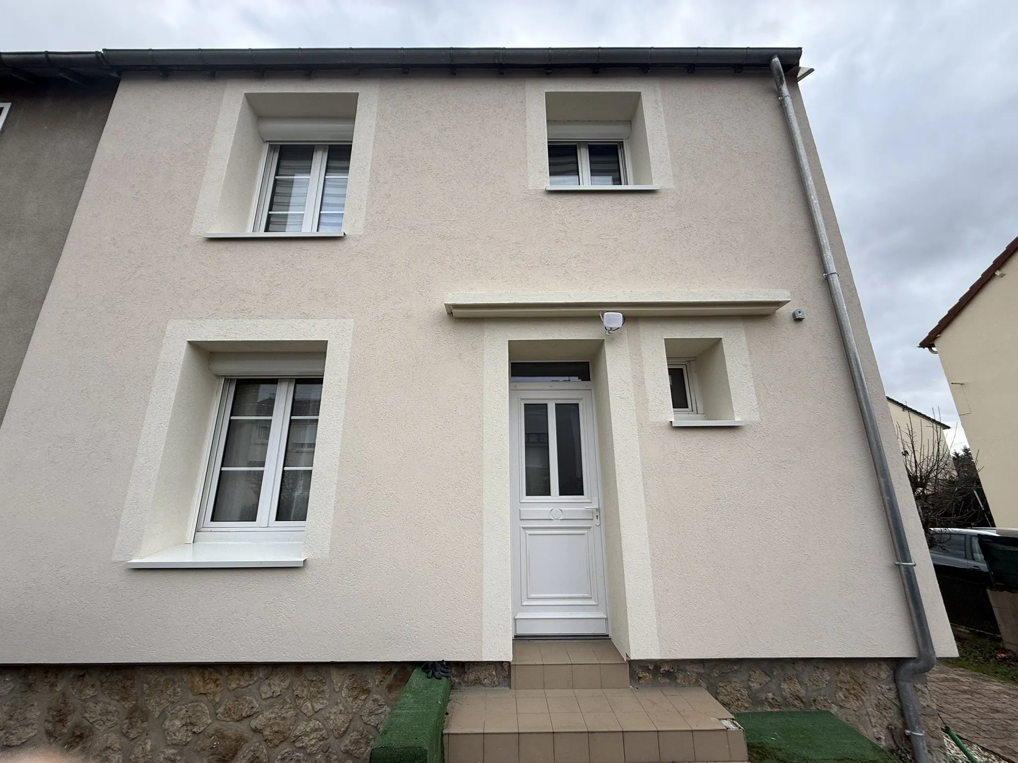 Façade d’entrée de la maison de Fourchambault après isolation par l’extérieur
