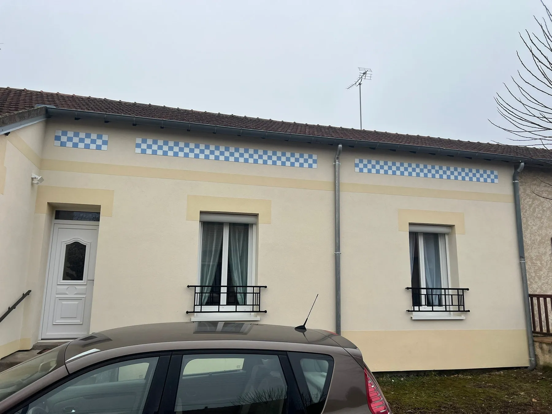 La frise recréée en trompe-l’œil après isolation
