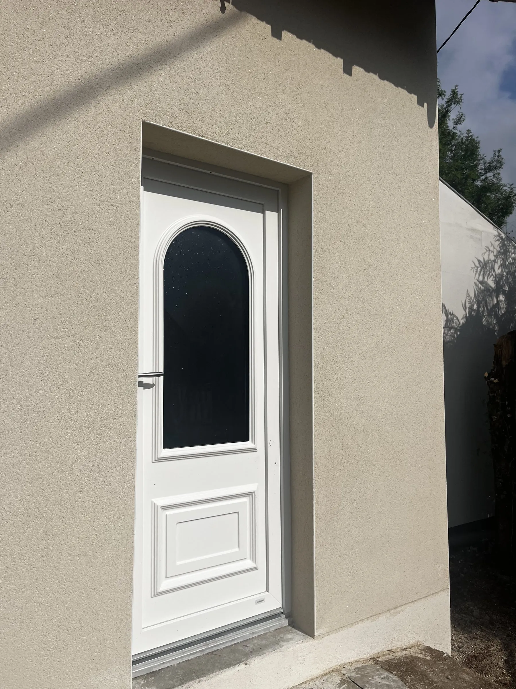 Encadrement de la porte d’entrée dans l’enduit neuf