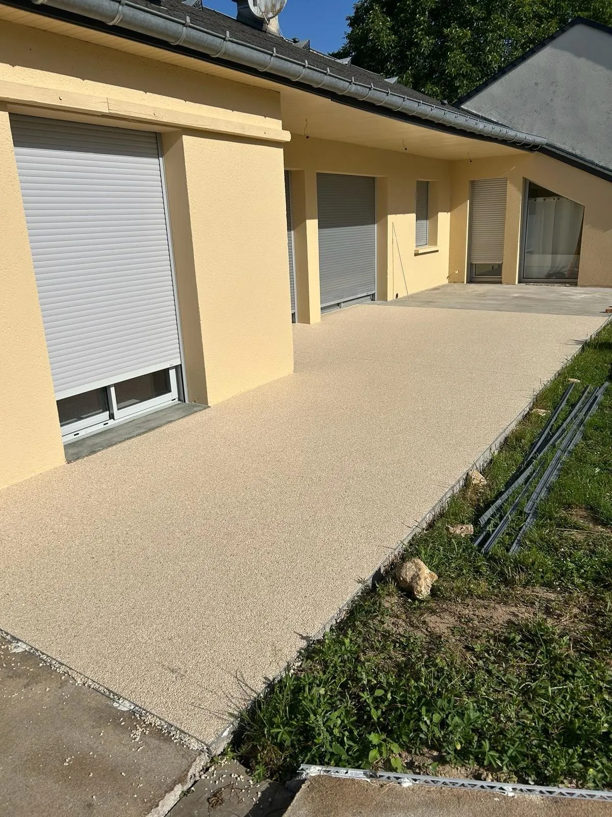 Terrasse en résine le long de la façade