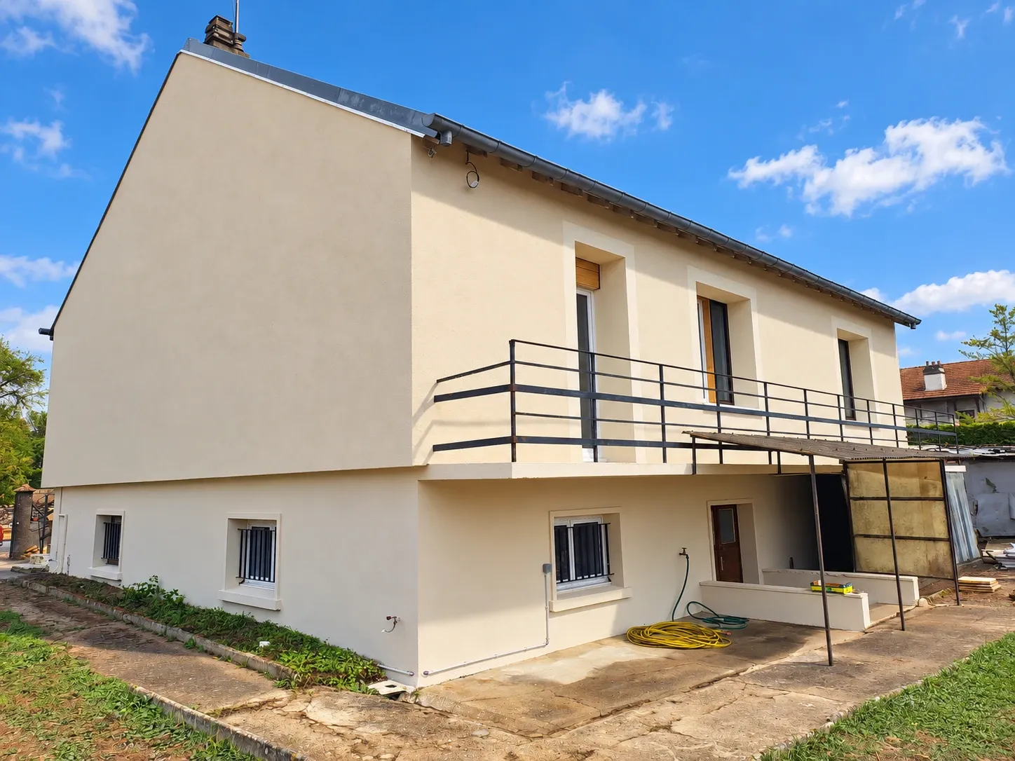 Pignon et façade sous la terrasse après isolation et enduit