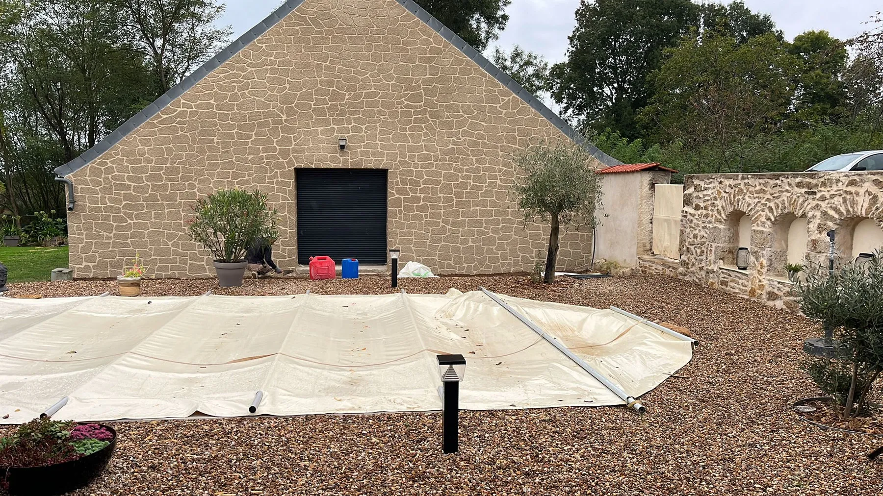 Après : pignon enduit avec un décor de pierres tracé à la main