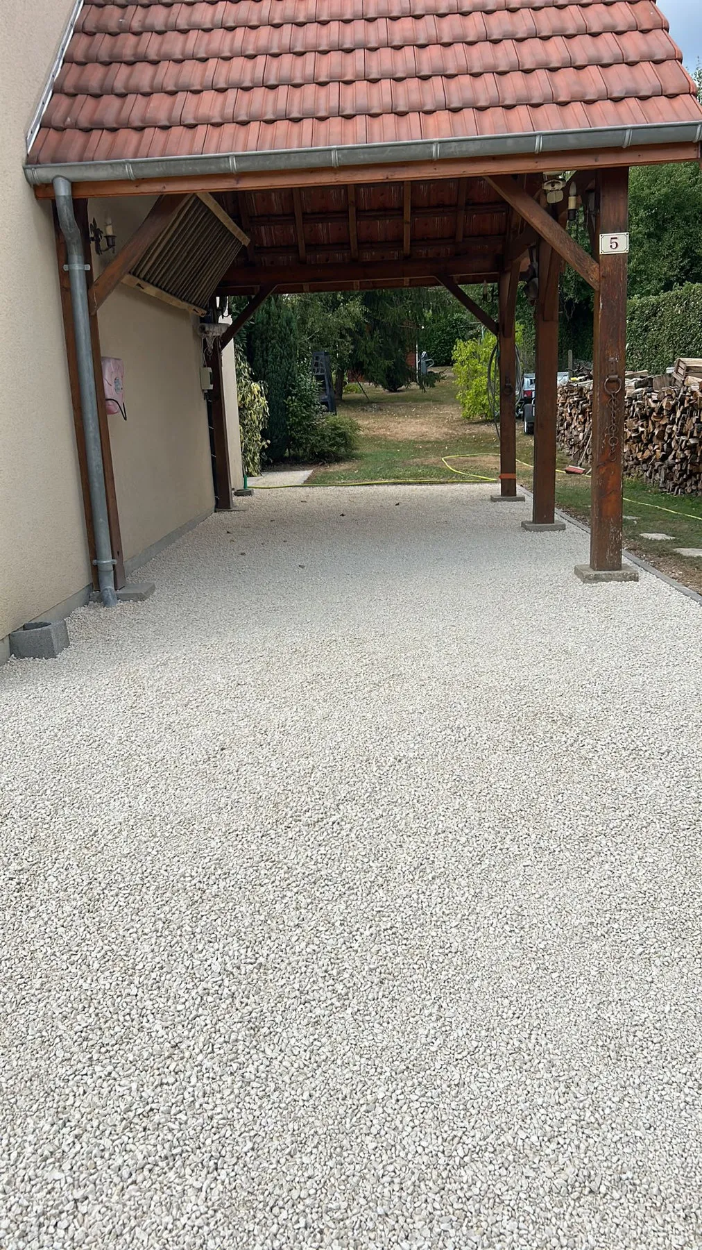 Allée en gravillon stabilisé terminée devant un garage