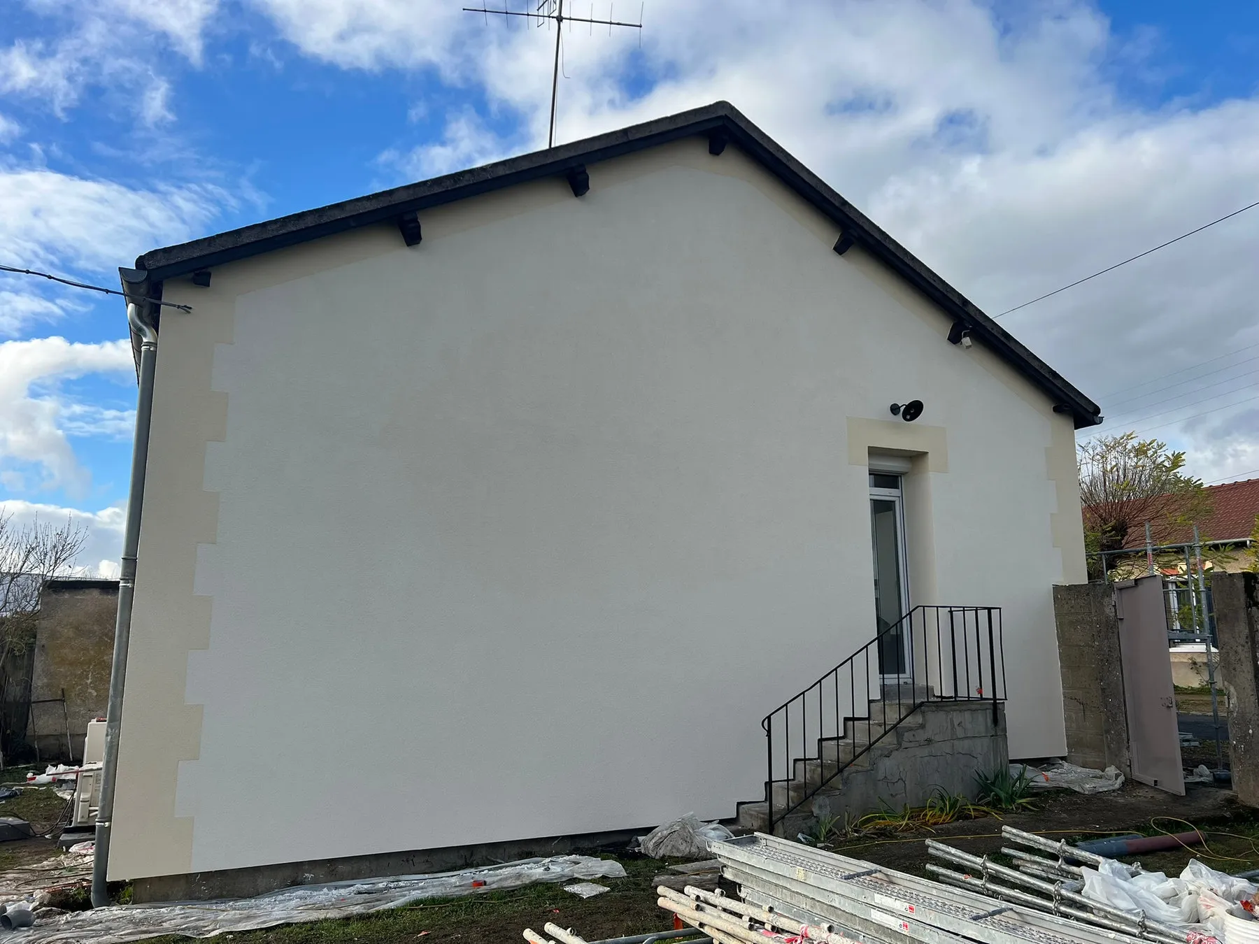 Après : pignon d’une maison à Varennes-Vauzelles, isolée par l’extérieur avec reprise des modénatures