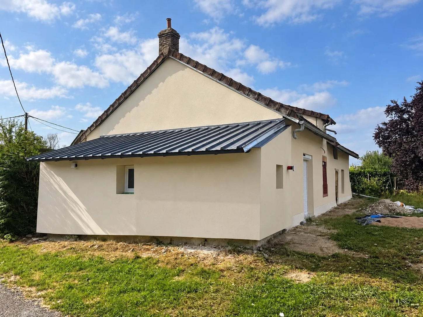 Maison rénovée dans la Nièvre, façades en enduit clair