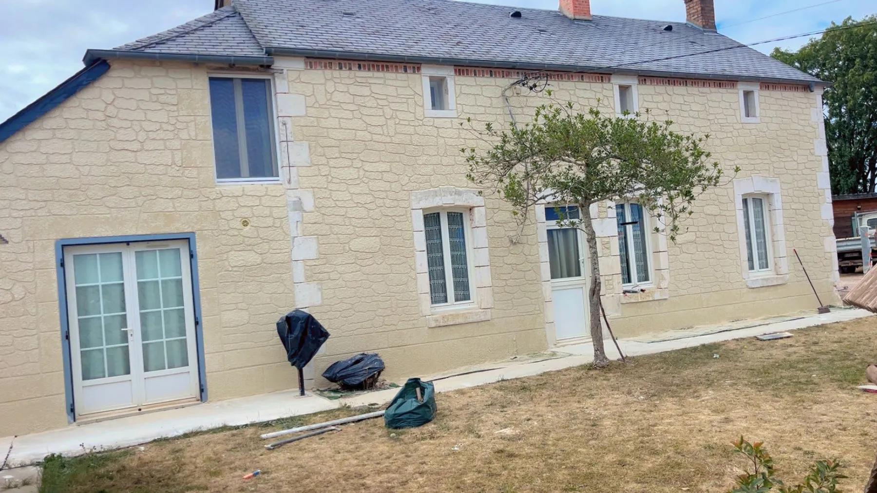 Longère après ravalement, avec encadrements de fenêtres et chaînes d’angle