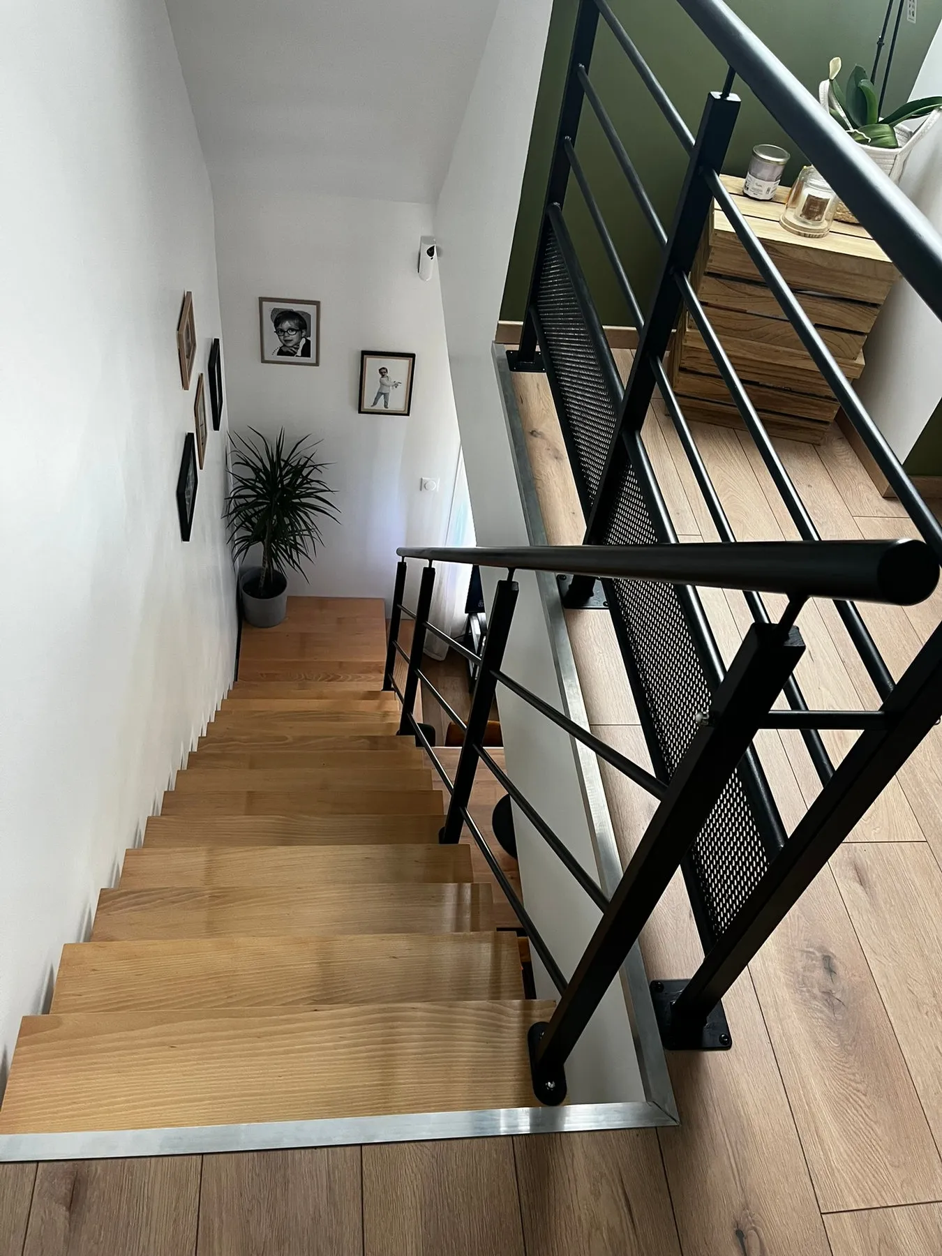 Combles aménagés à Moulins : couloir et escalier après travaux