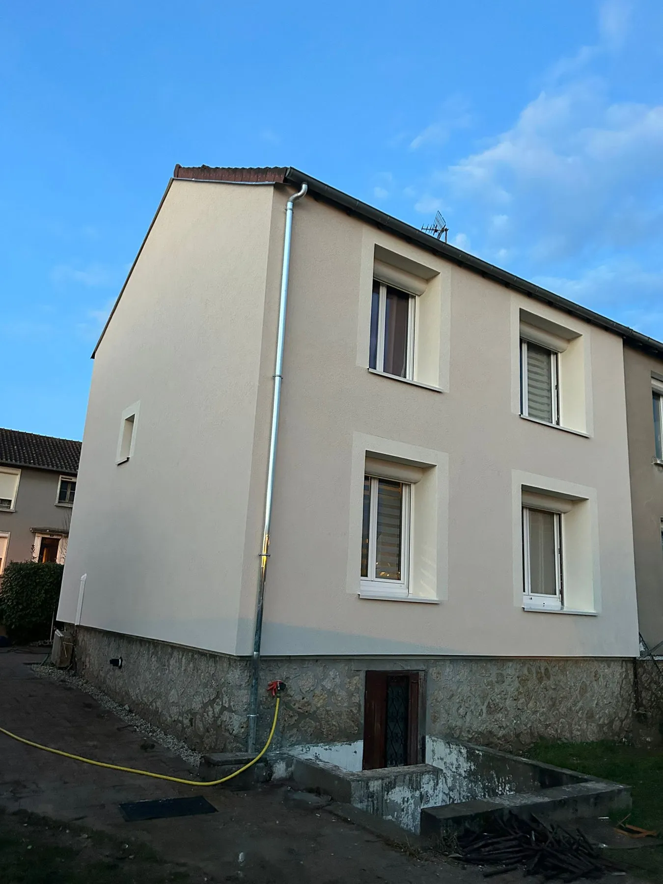 Maison à étage de Fourchambault après isolation par l’extérieur, enduit neuf et encadrements de fenêtres