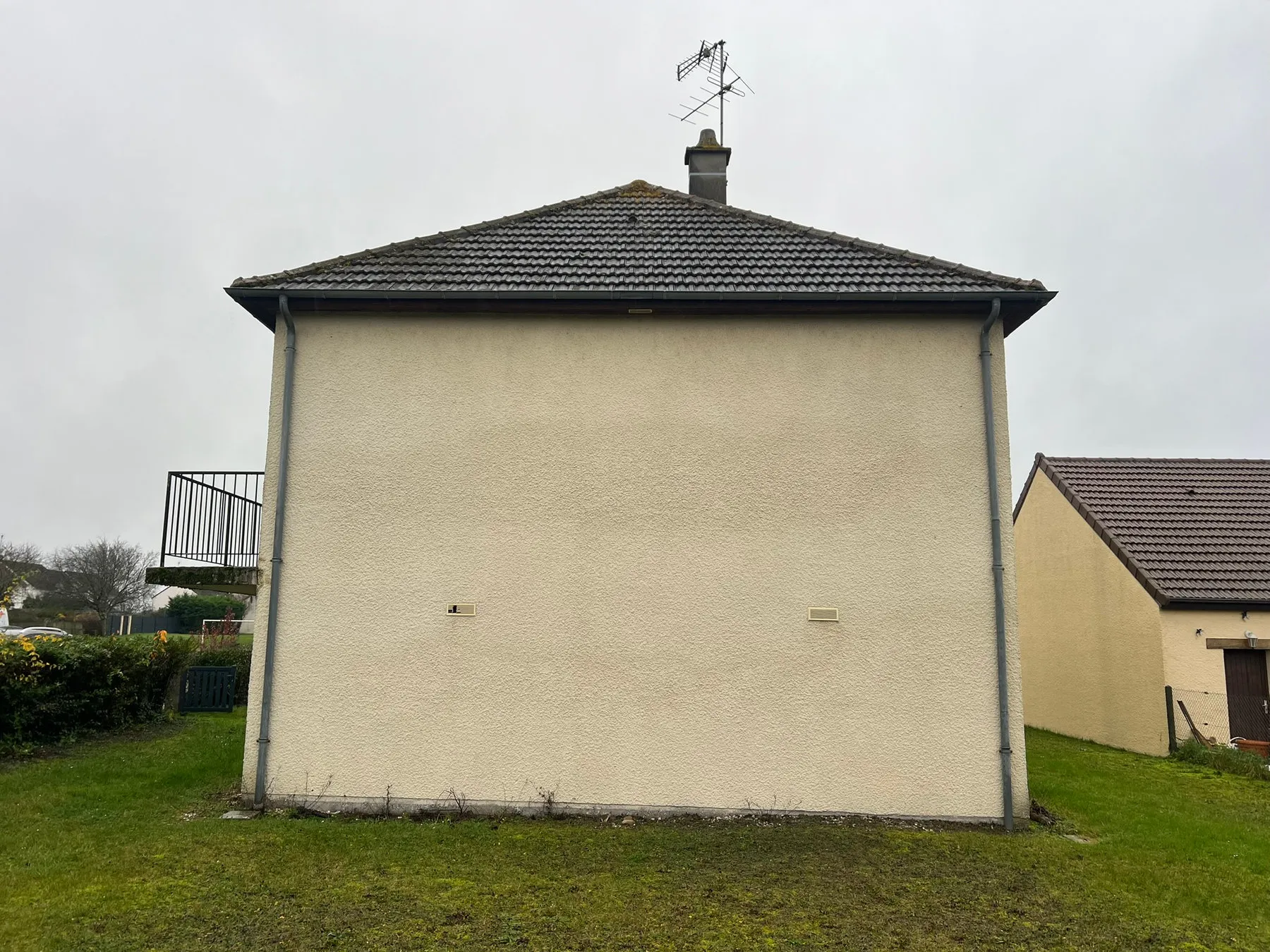 Avant : pignon d’une maison à étage isolée par l’extérieur, du soubassement au faîtage