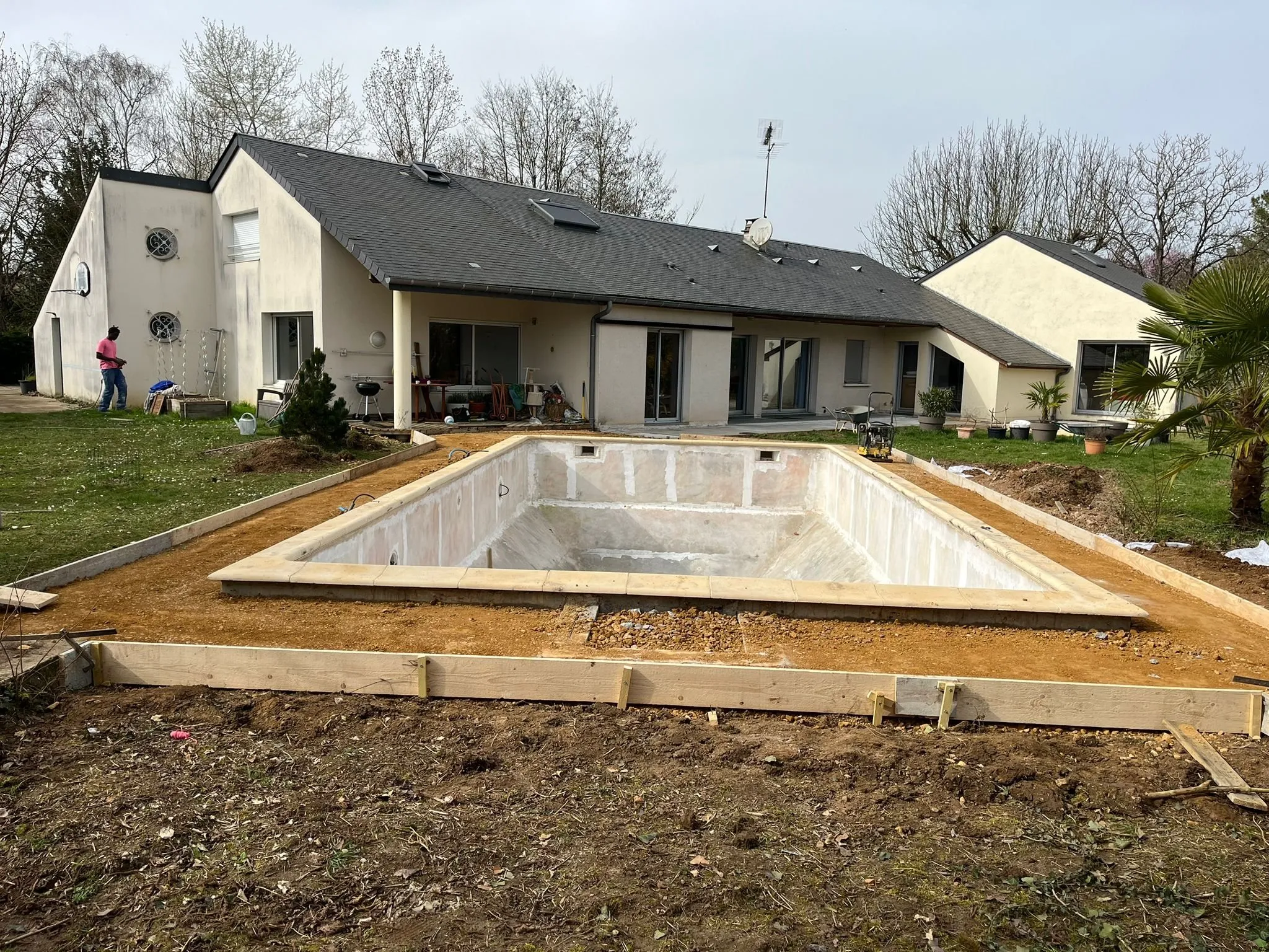 Avant : Les abords de la piscine pendant le terrassement, puis recouverts de résine drainante