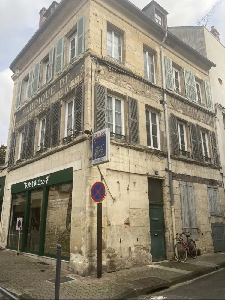 Avant : immeuble ancien après ravalement