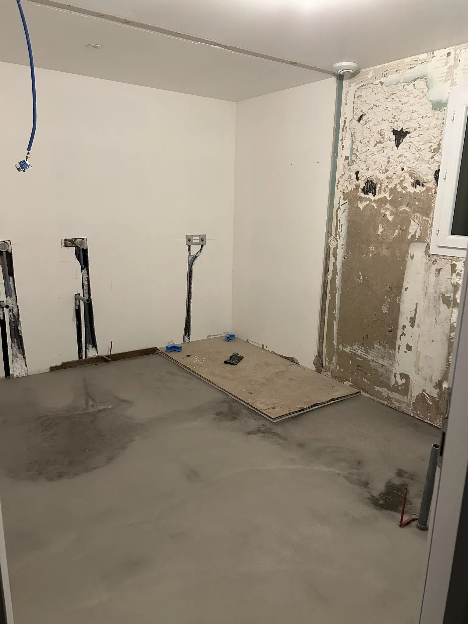 Avant : salle de bains de Moulins avant et après rénovation