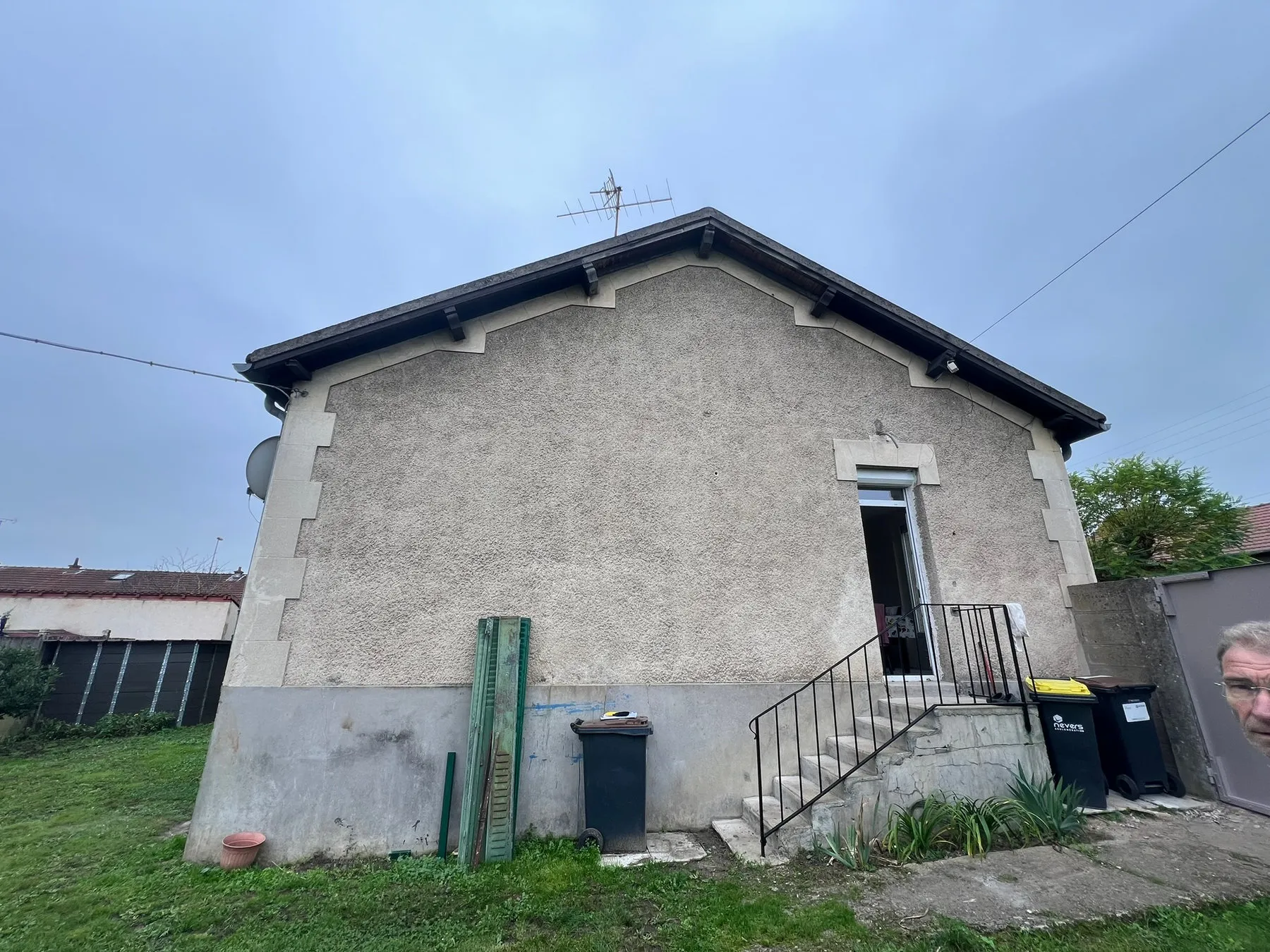 Avant : pignon d’une maison à Varennes-Vauzelles, isolée par l’extérieur avec reprise des modénatures