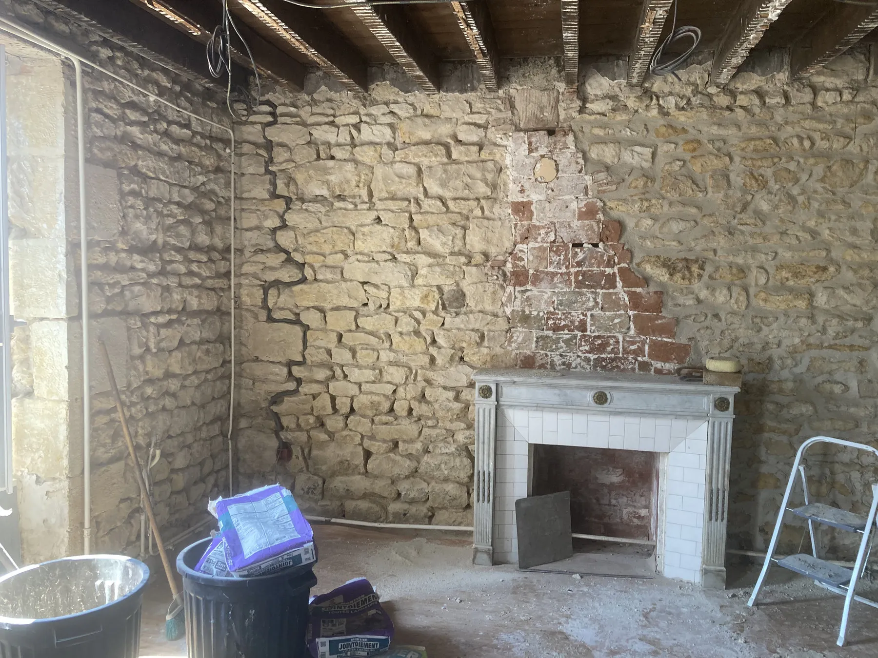 Avant : pièce d’une maison d’Imphy, mur en pierre rejointoyé et plâtrerie