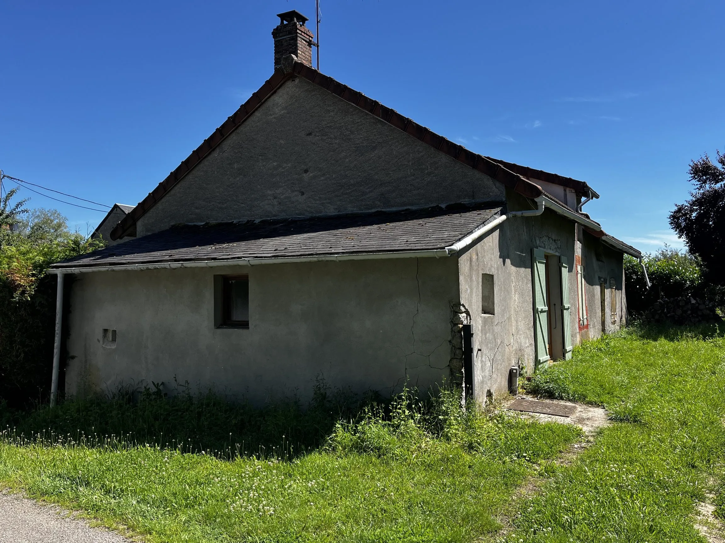 Avant : La maison avant travaux, façades grises et fissurées, puis après ravalement et isolation de l’extension