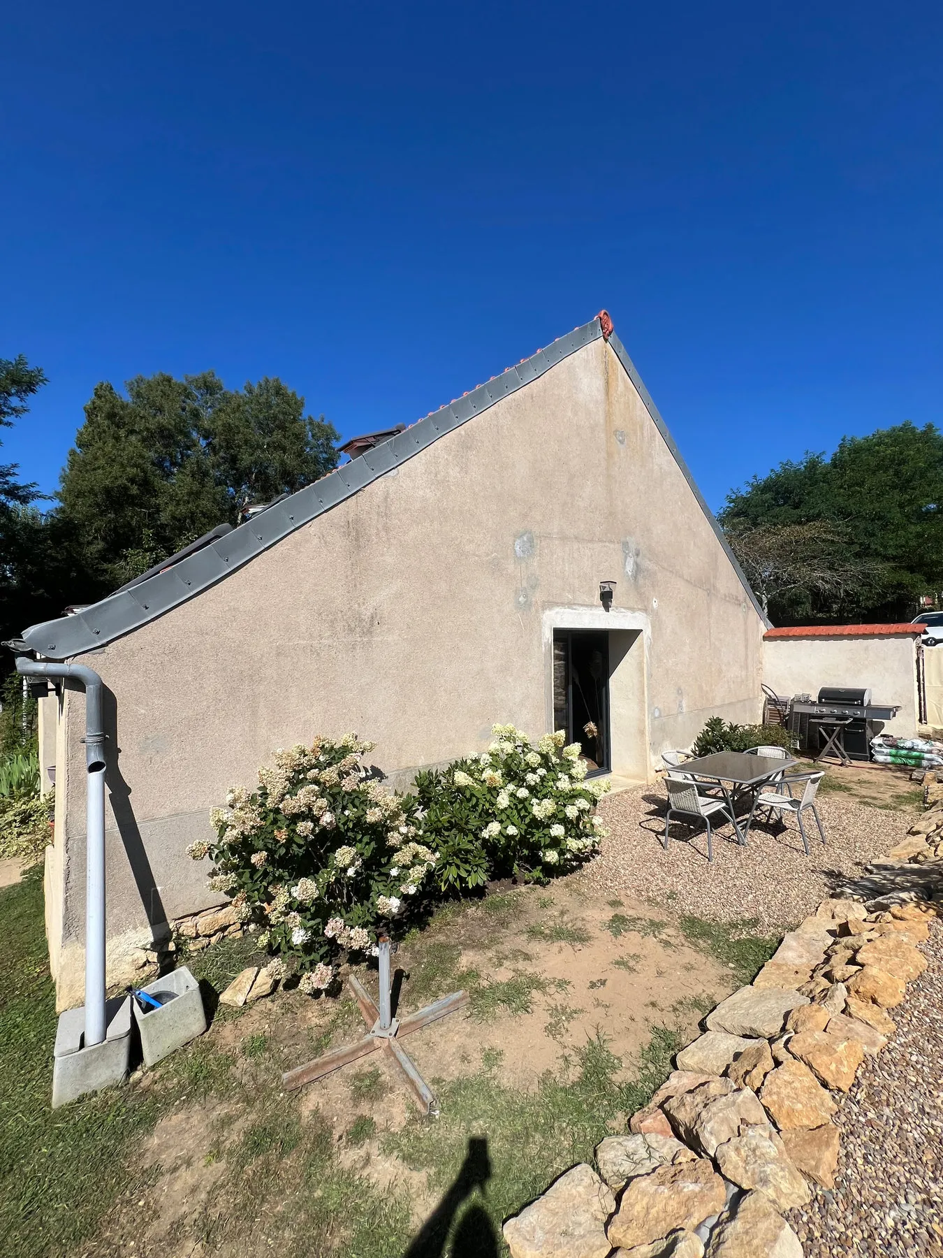 Avant : pignon enduit avec un décor de pierres tracé à la main