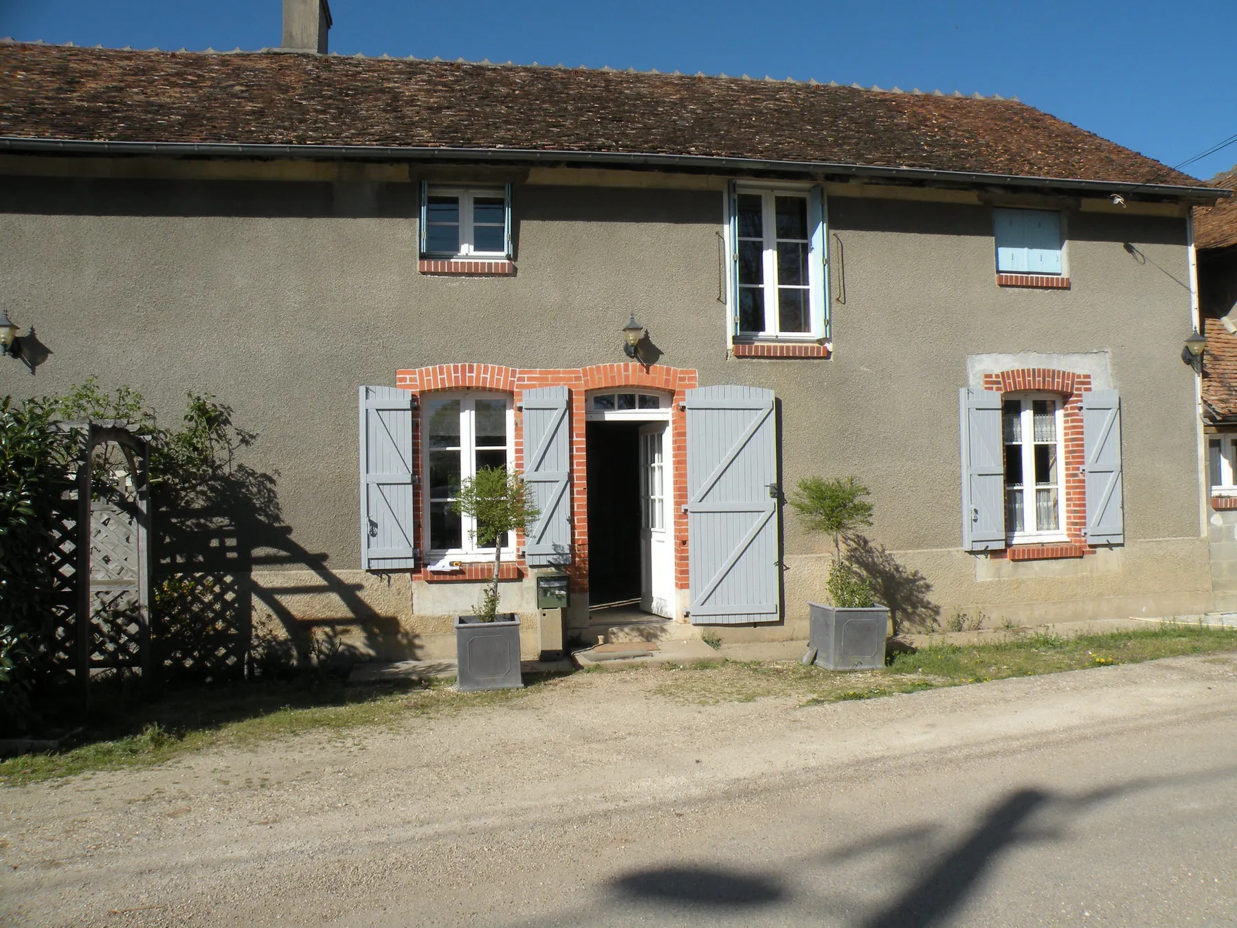 Avant : maison en pierre à Varennes-Vauzelles, ravalement des enduits