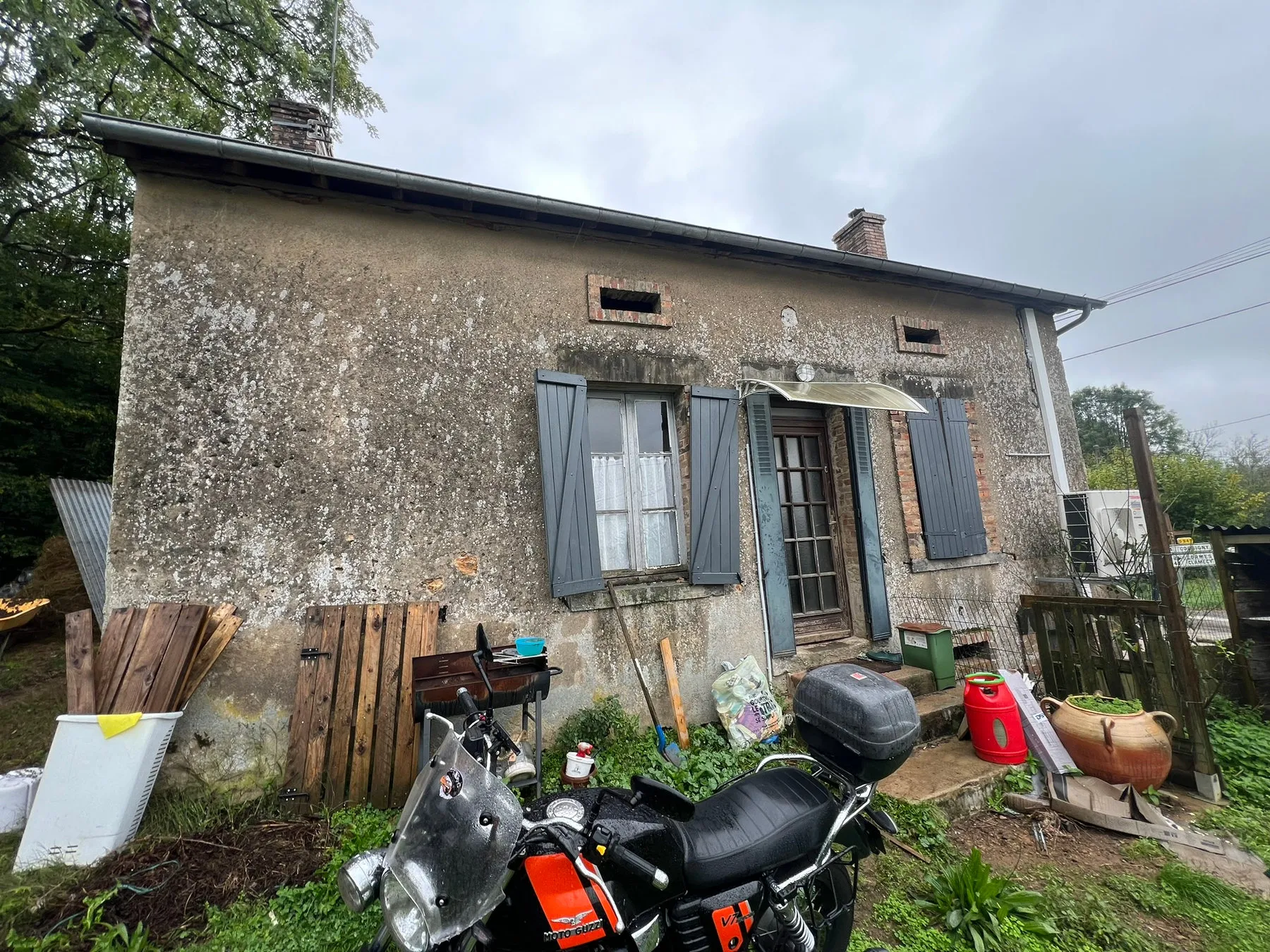 Avant : maison de campagne isolée par l’extérieur dans la Nièvre