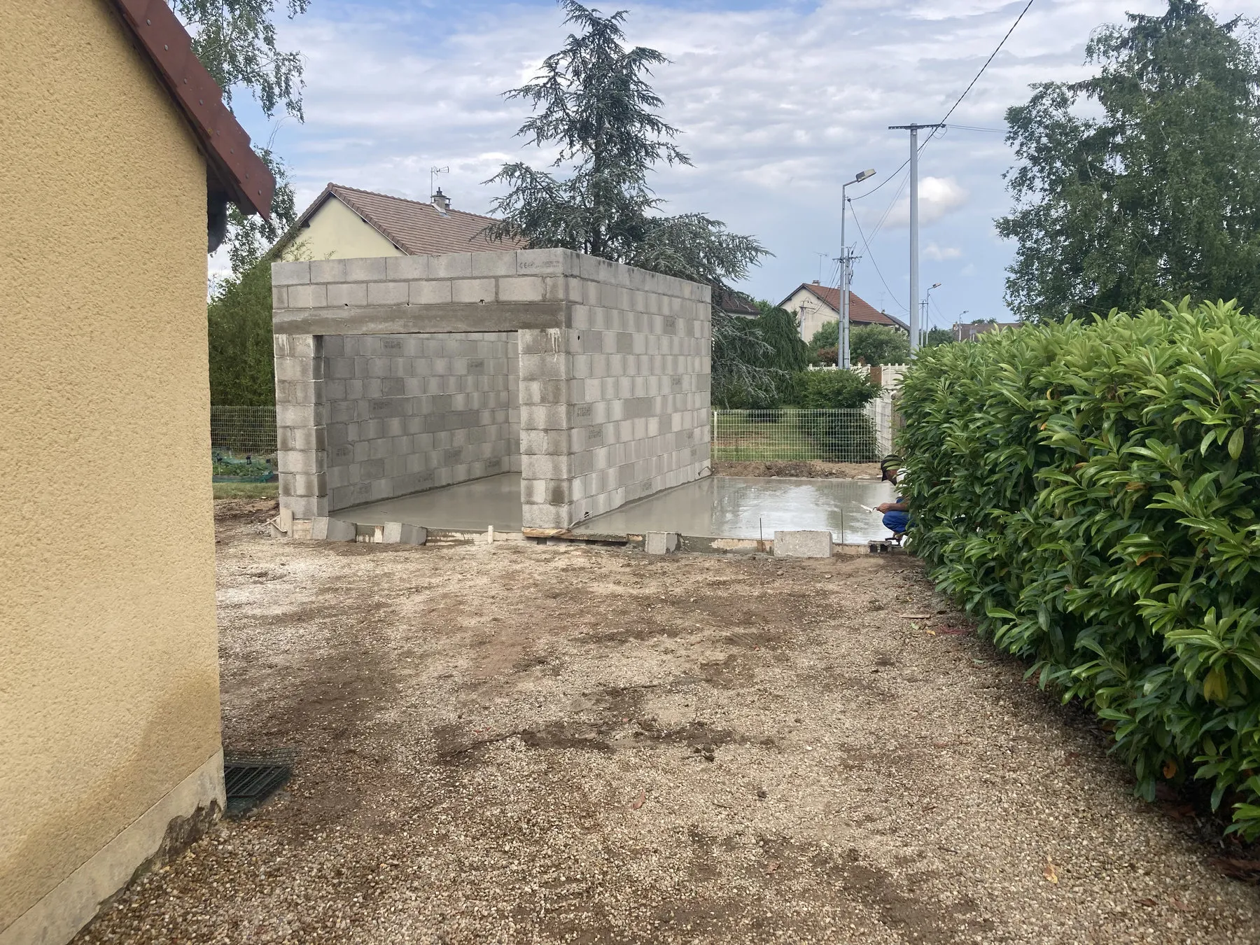 Murs d’un garage montés en blocs béton à Sermoise-sur-Loire
