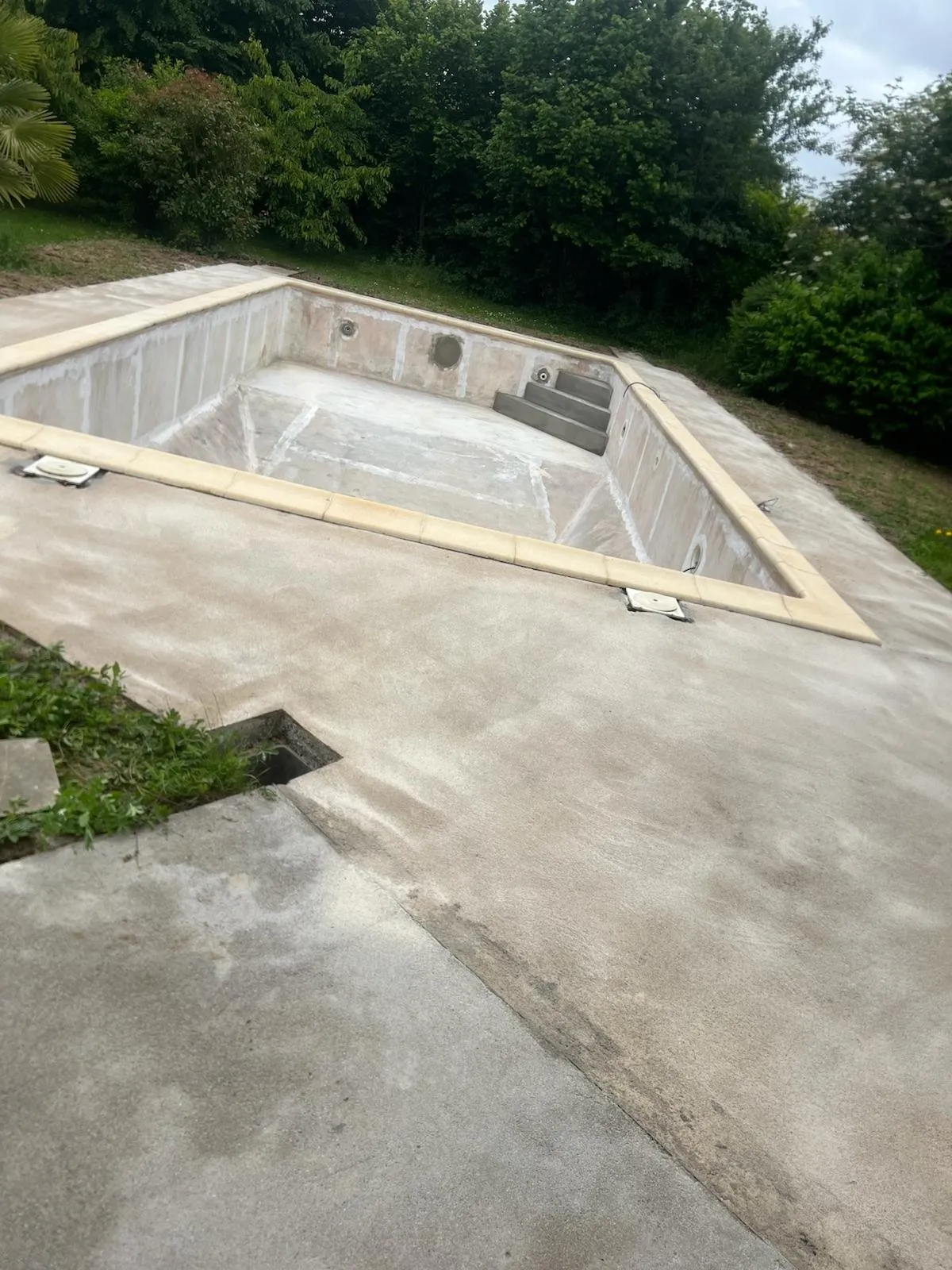 Dalle béton terminée autour du bassin, prête à recevoir la résine