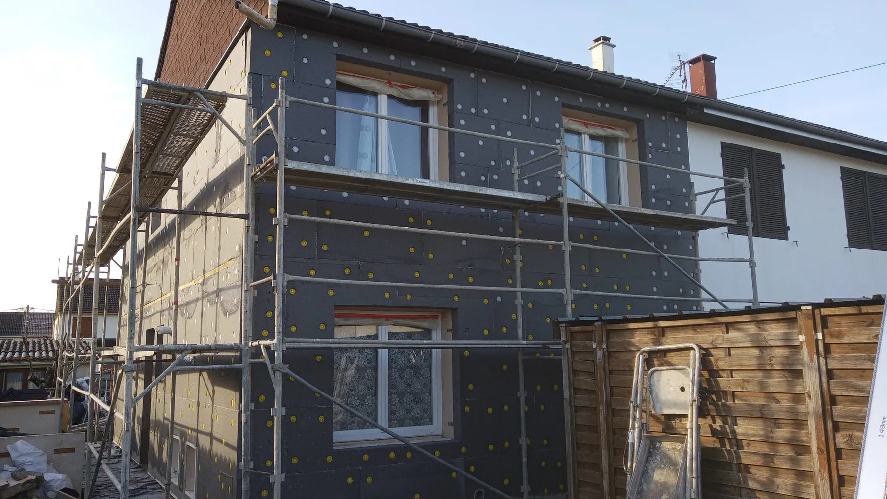 Chantier sous échafaudage