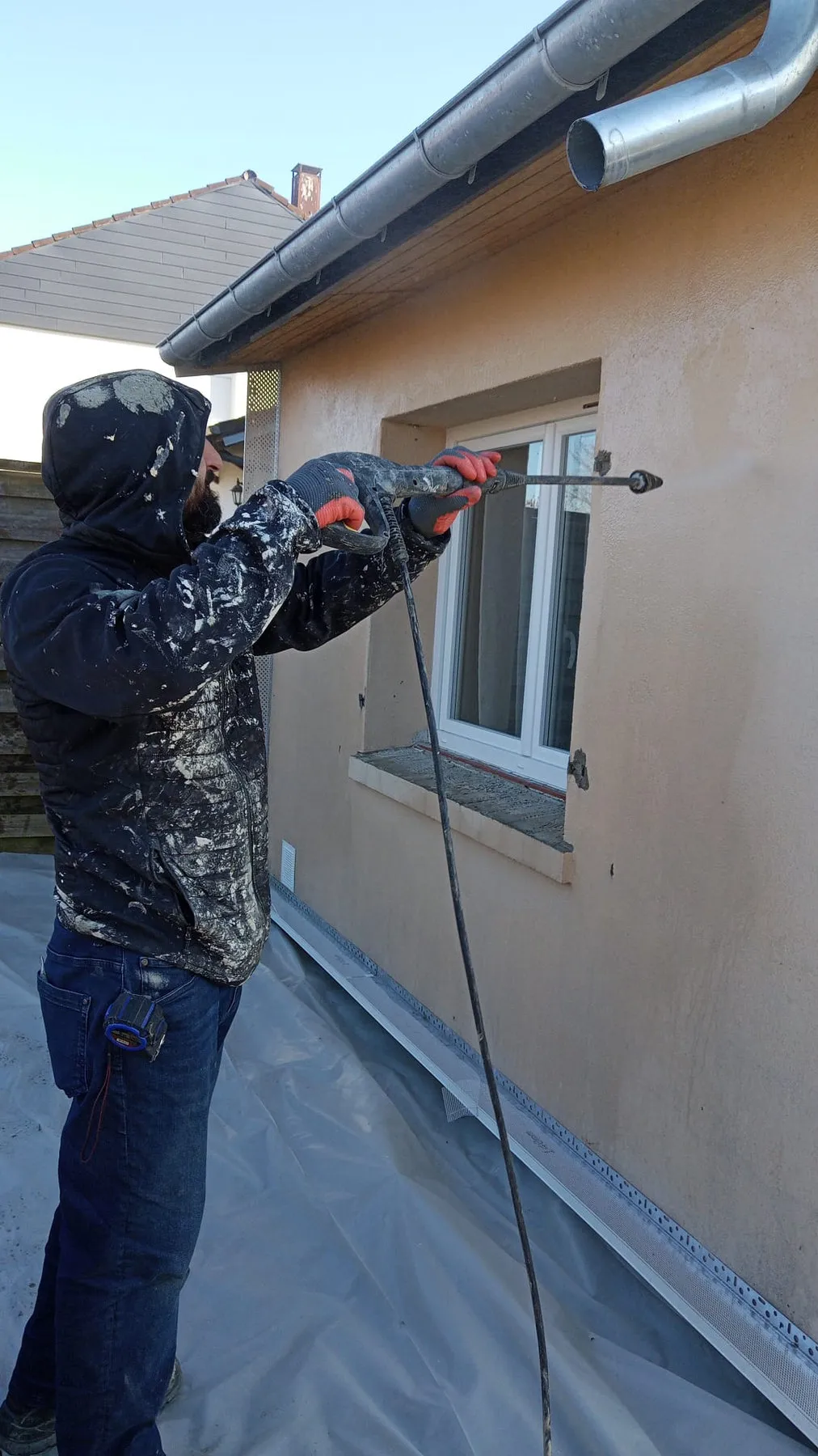 Application de l’enduit de finition sur une façade