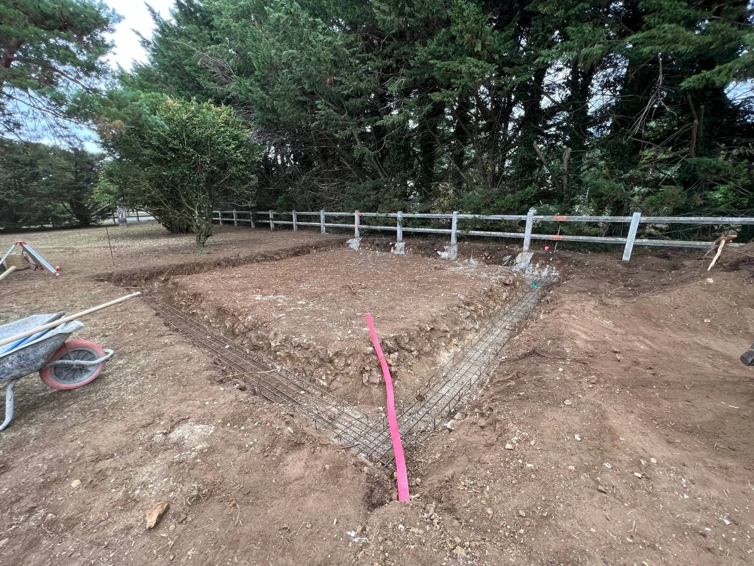 Terrassement et tranchées de fondation avec leurs armatures
