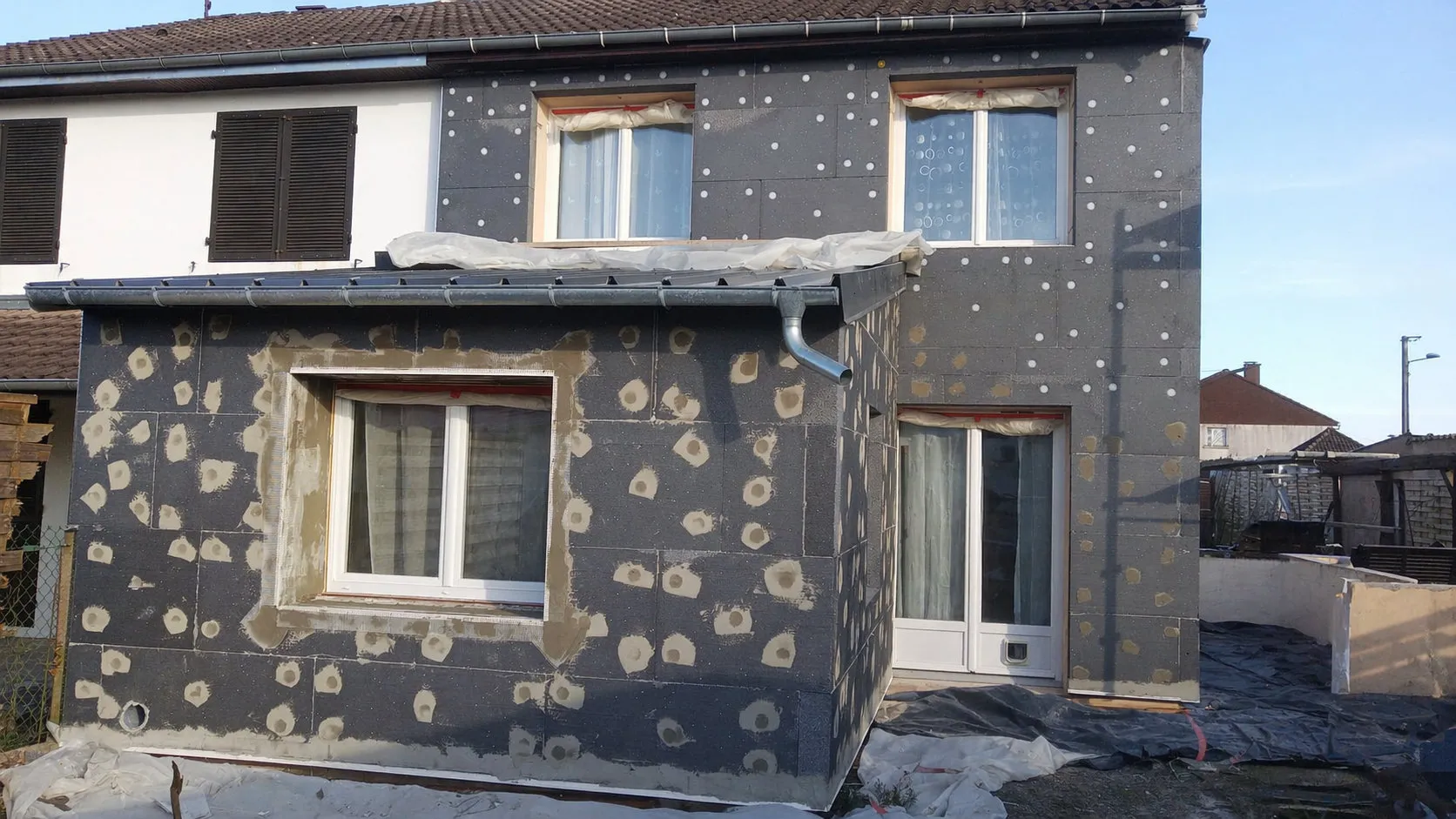 Panneaux isolants chevillés sur les façades
