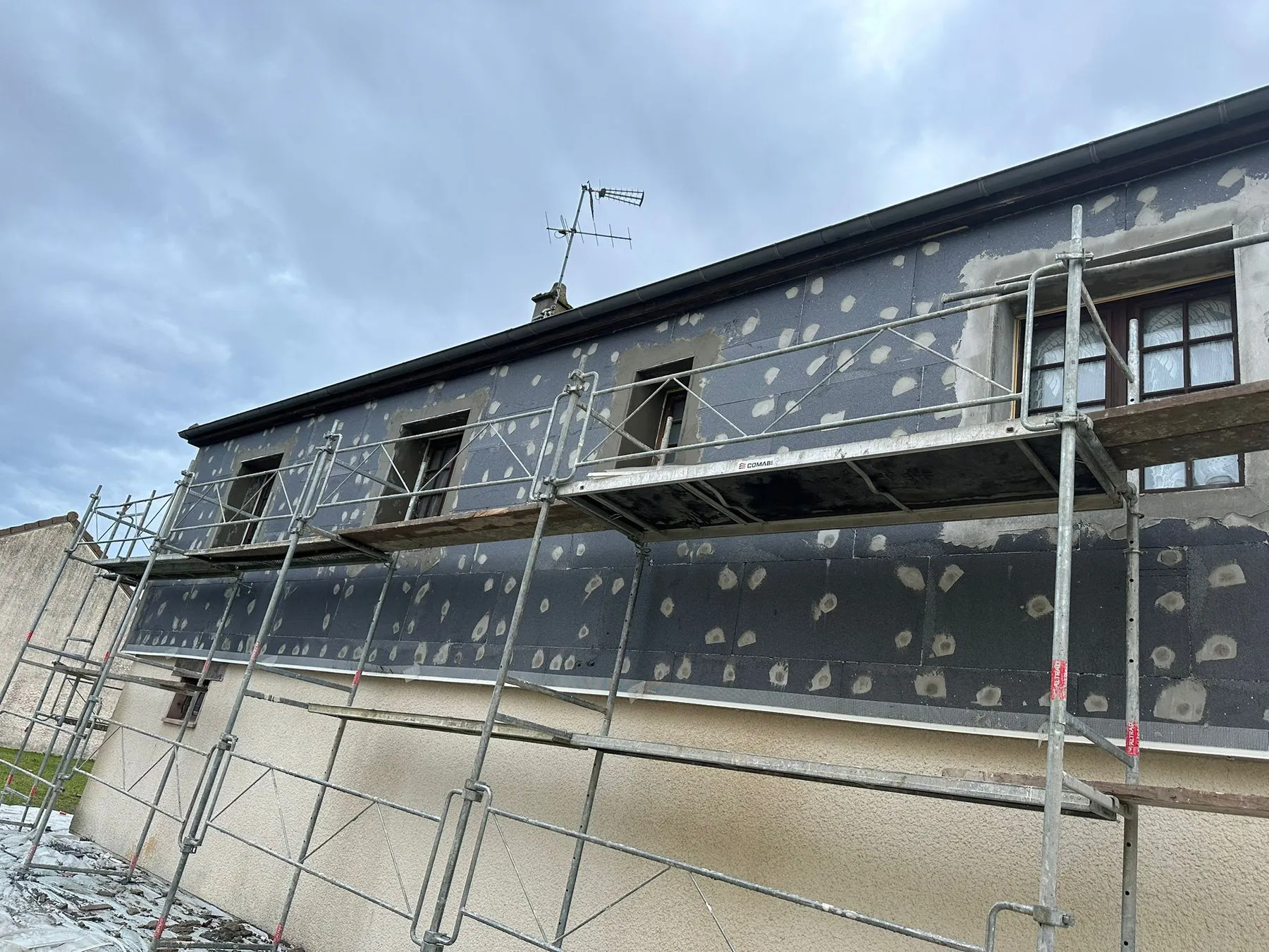 Isolant chevillé sur la façade arrière