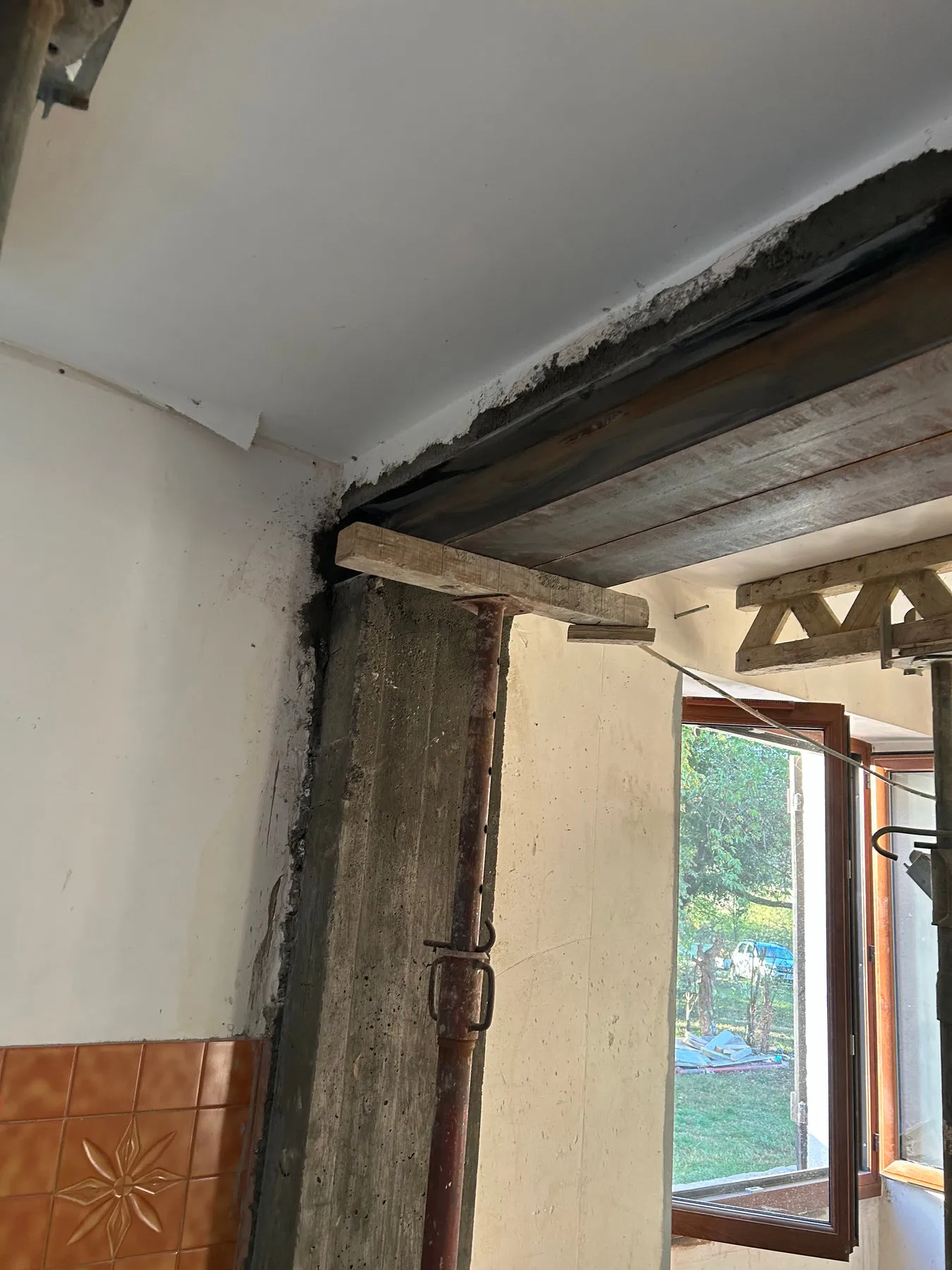 Linteau en place au-dessus de l’ouverture créée dans le mur en pierre