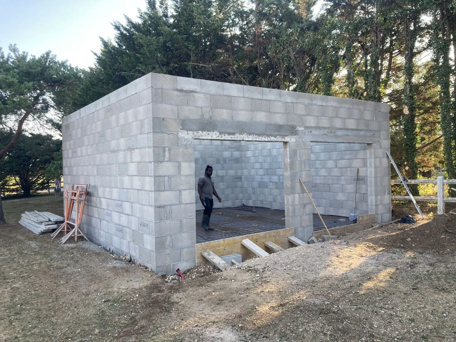 Murs en blocs béton montés, linteaux coulés et treillis en place avant le coulage de la dalle