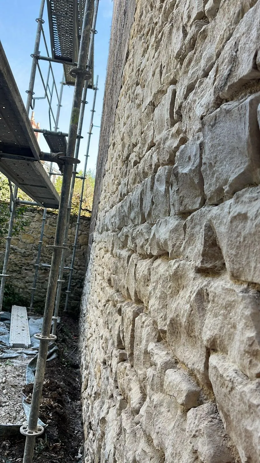 Mur en pierre dégagé, prêt à être rejointoyé