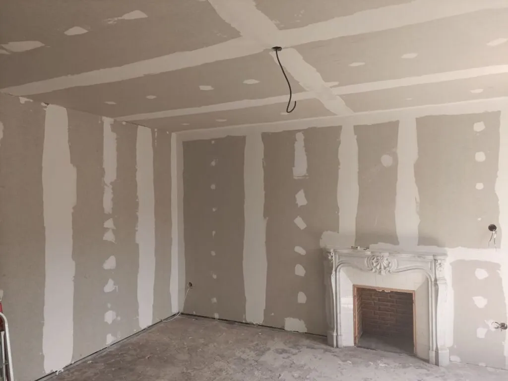 Pièce en cours de plâtrerie : plafond et murs en plaques de plâtre, bandes réalisées