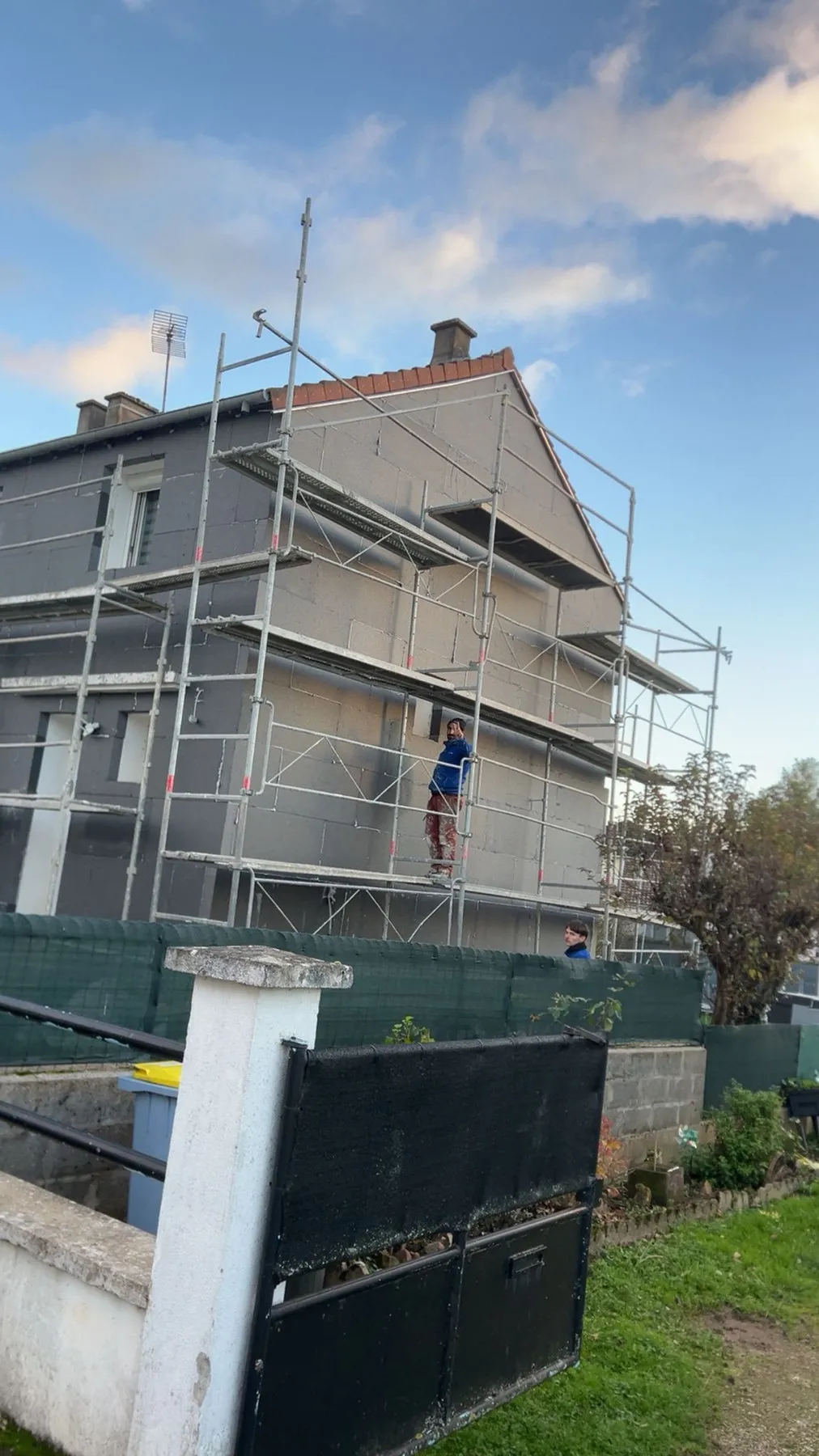 Pose de l’isolant sous échafaudage