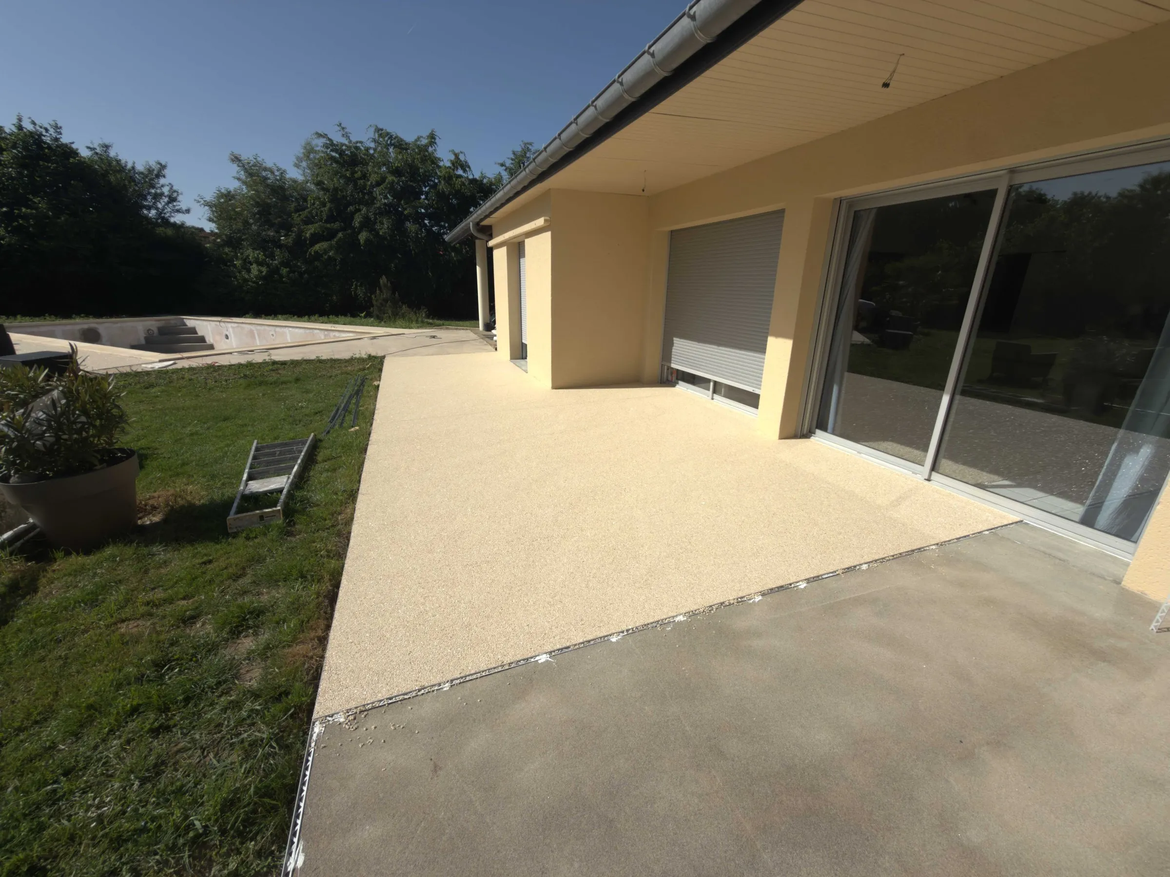 Résine posée sur une partie de la terrasse, à côté du béton encore nu