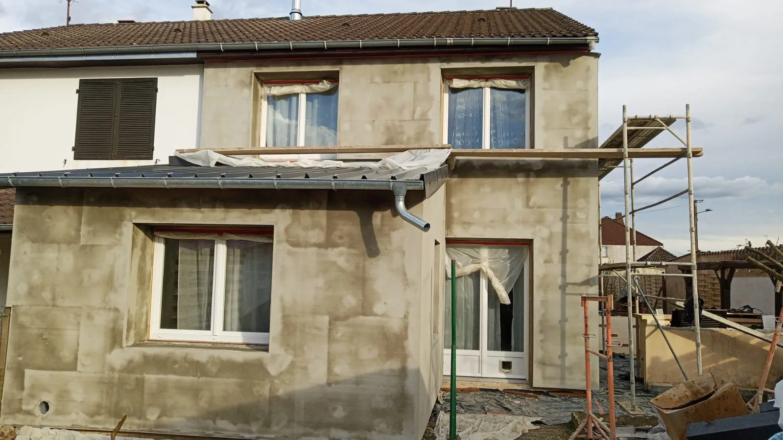 Application du sous-enduit armé