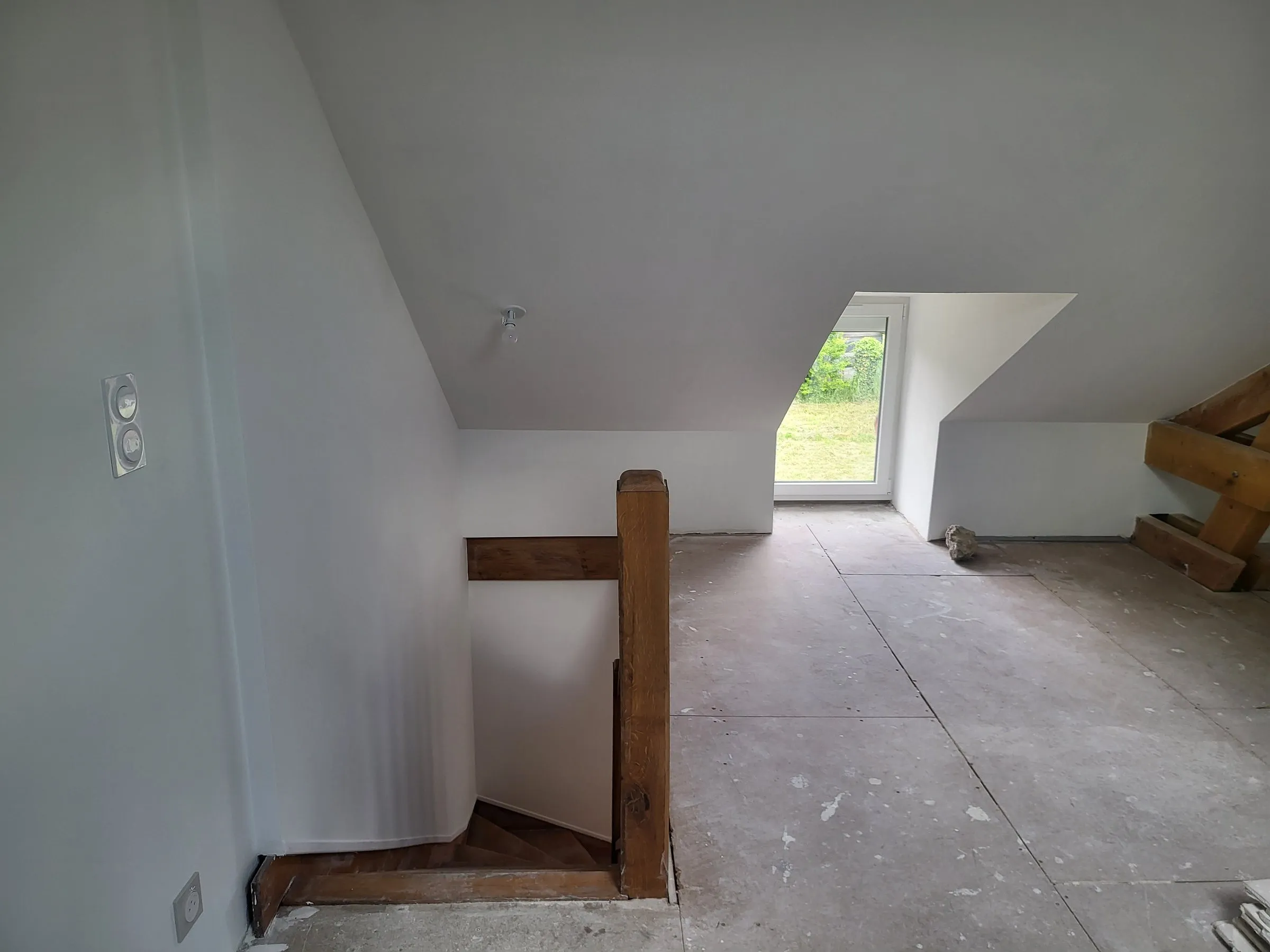 Pignon des combles isolé et fini en blanc