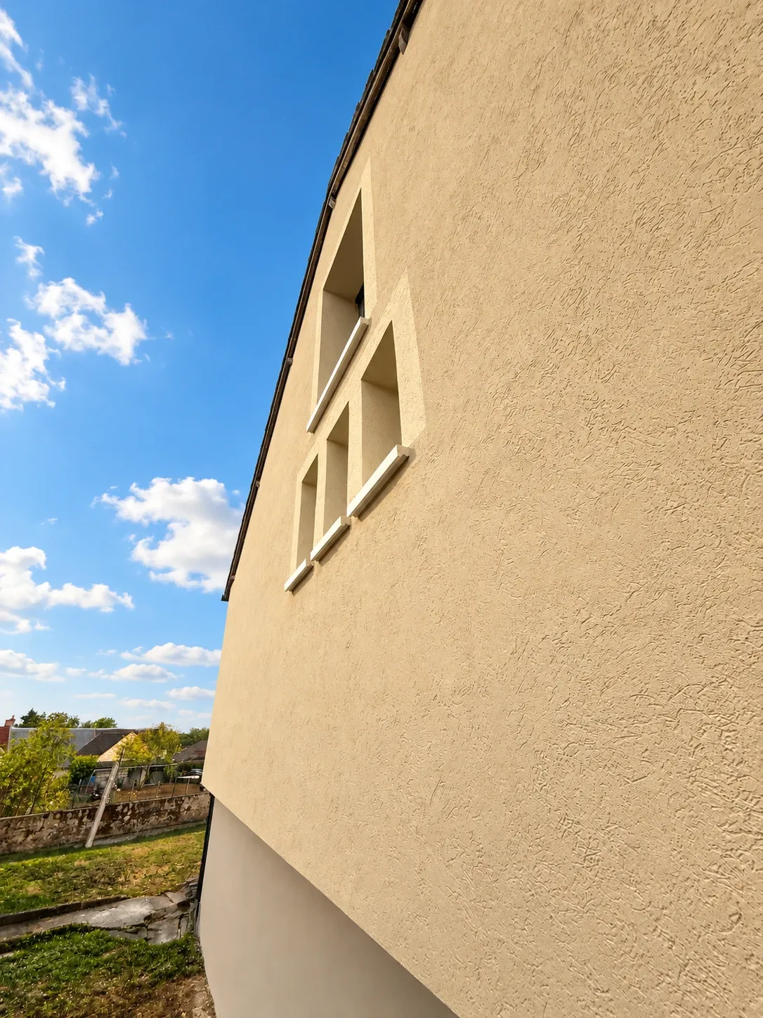 Détail des appuis de fenêtres hybrides en aluminium et de l’enduit de finition