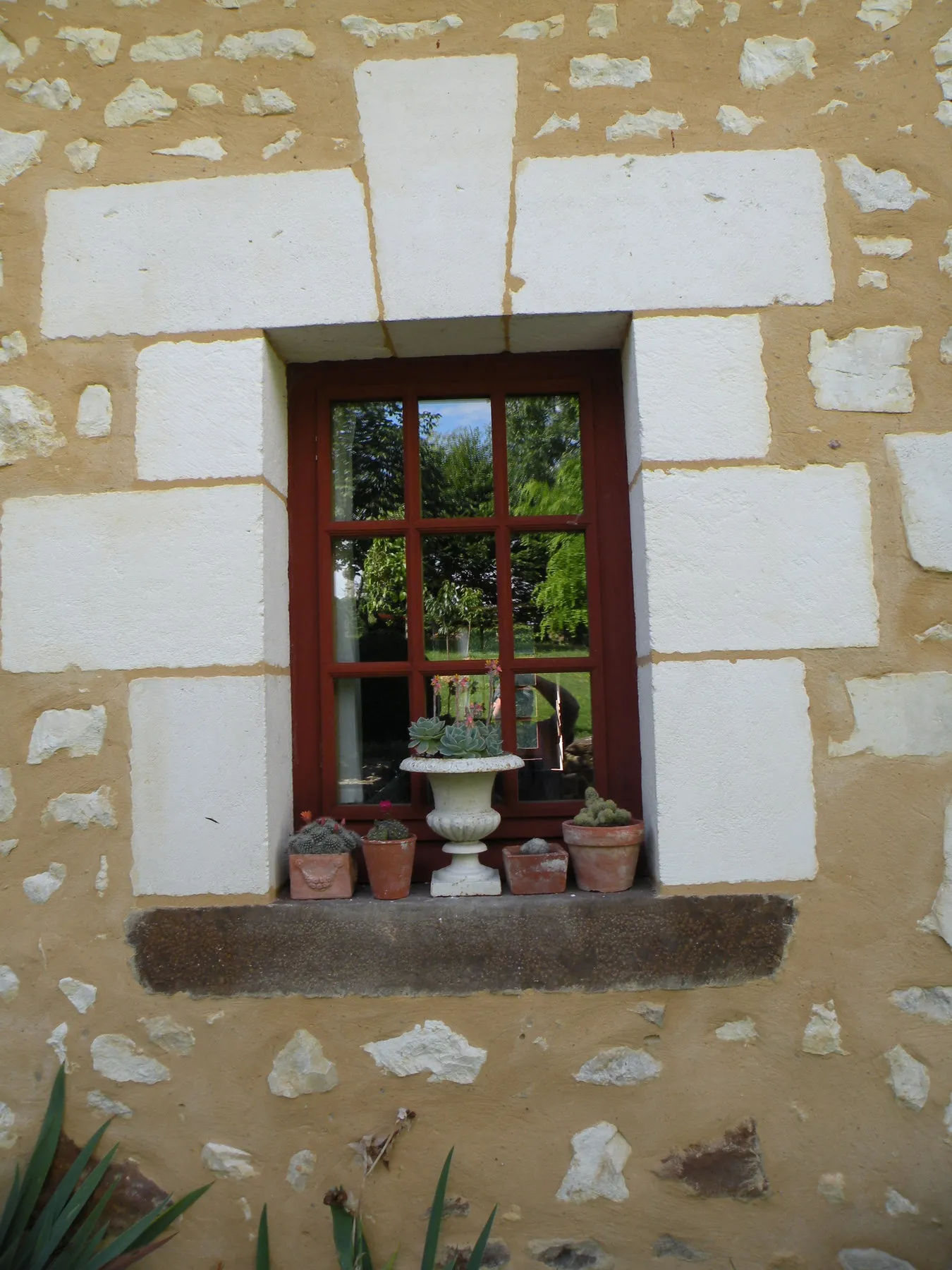 Encadrement de fenêtre refait lors du ravalement d’une maison à Varennes-Vauzelles