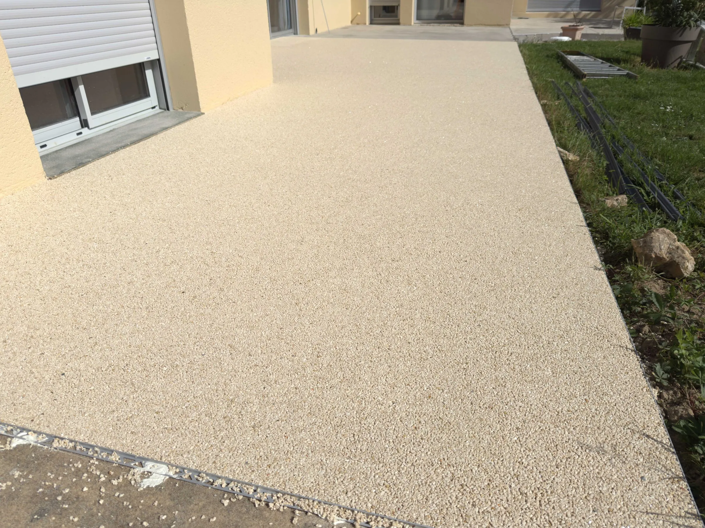 Gros plan sur le grain de la résine drainante