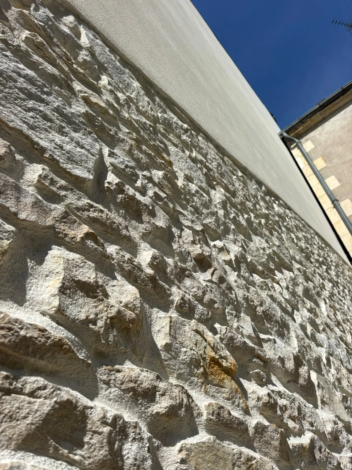 Détail des joints à la chaux et de la limite avec l’enduit